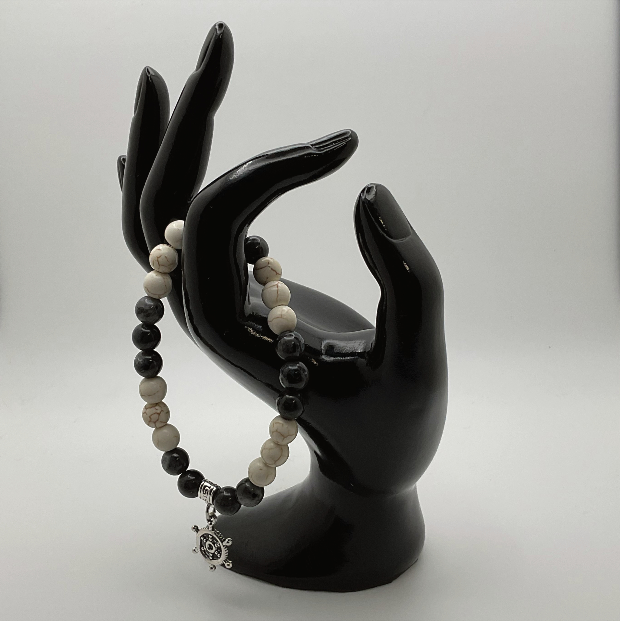 Pulsera con dije de timón de piedra Picasso de magnesita