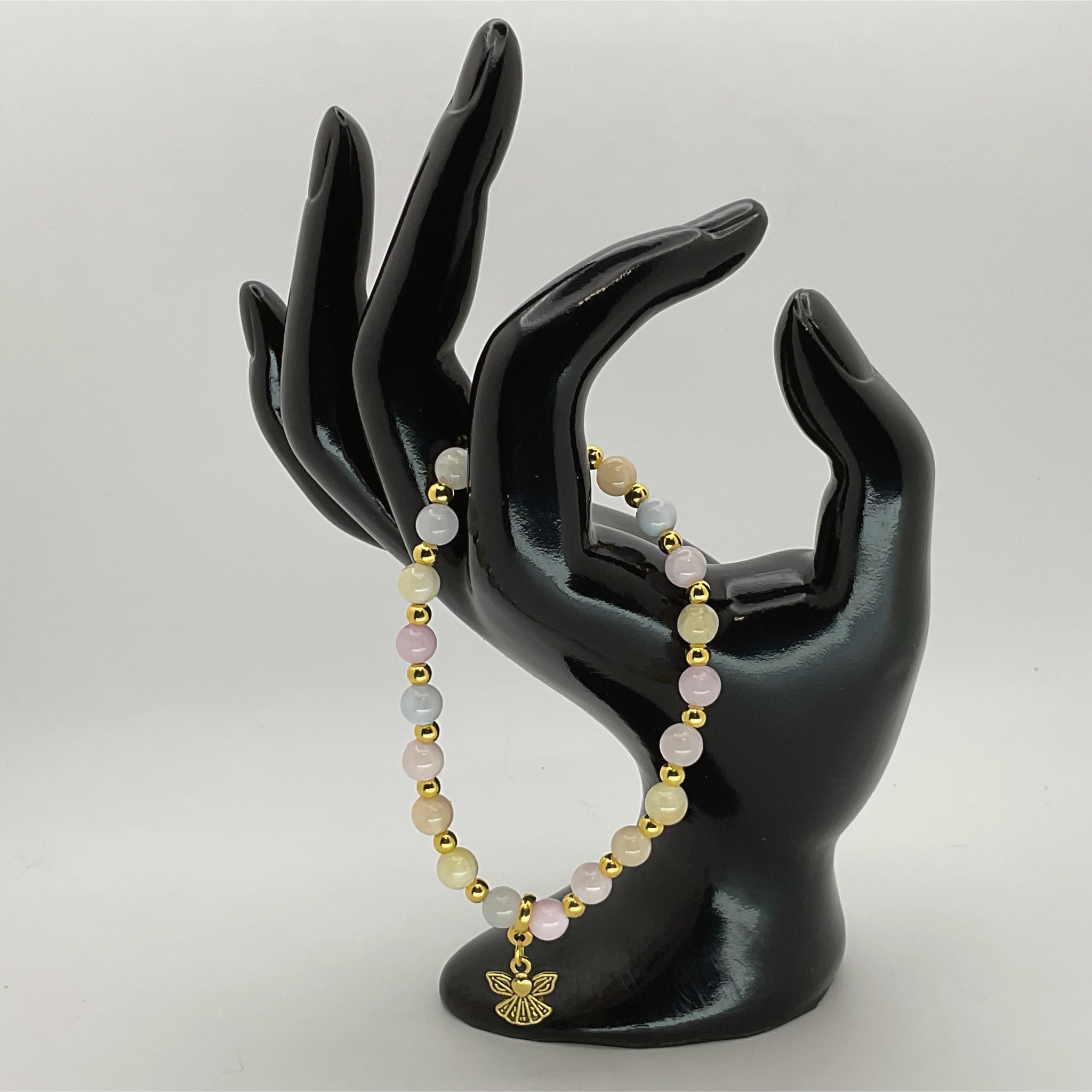 Pulsera con dije de ángel de ágata oriental con espaciadores dorados