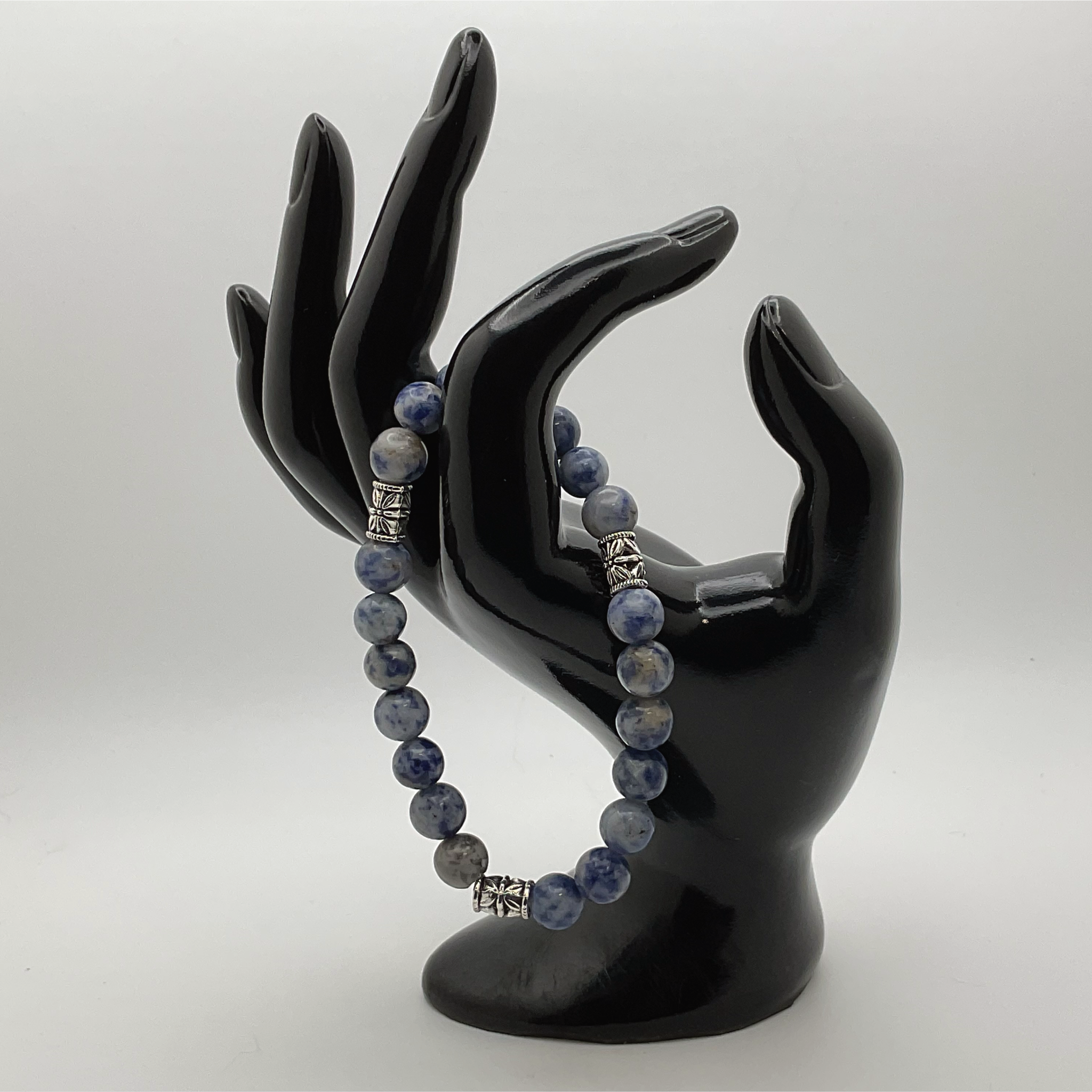 Pulsera de sodalita con espaciadores de plata