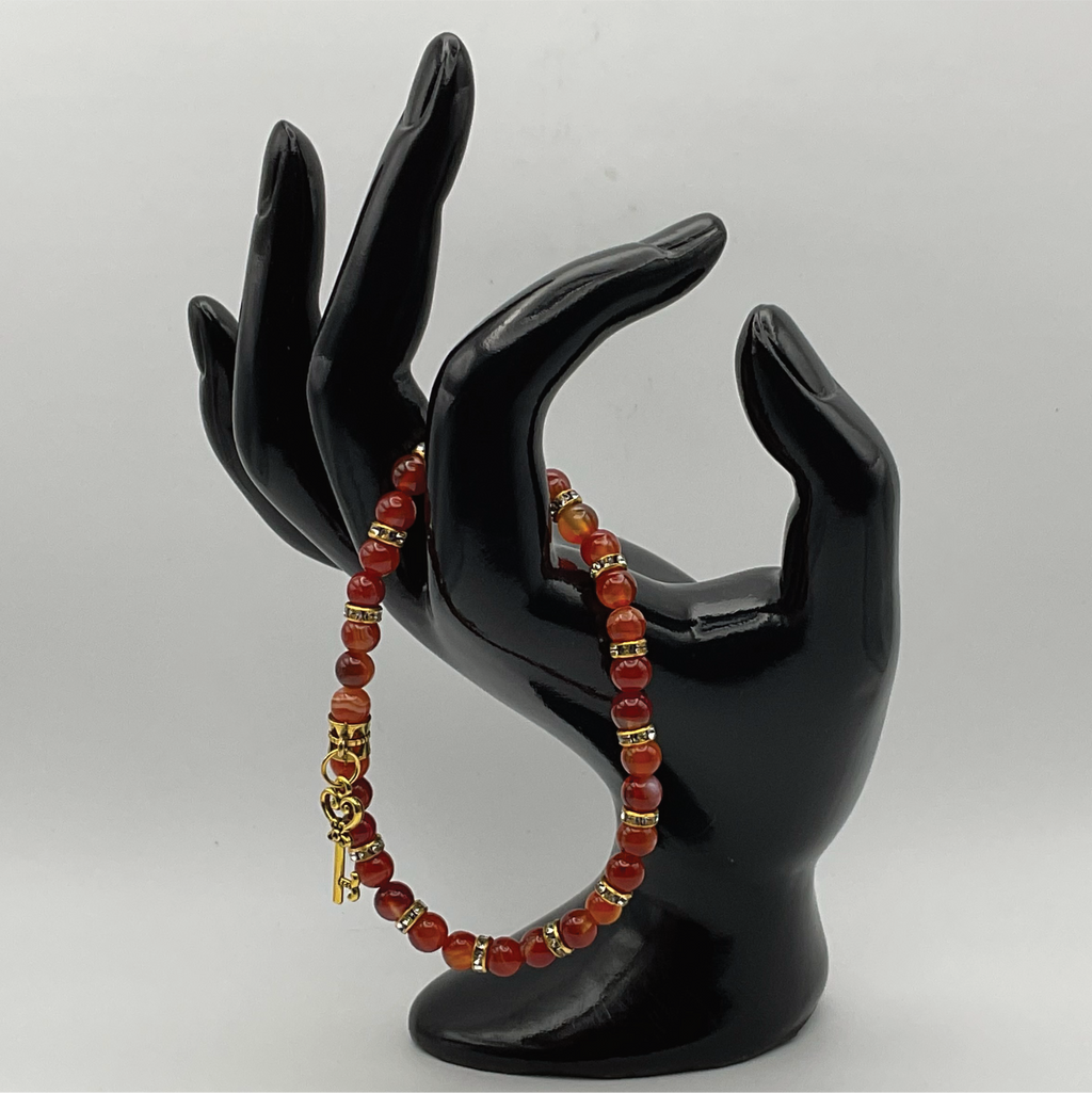 Pulsera de cornalina con espaciadores en tono dorado