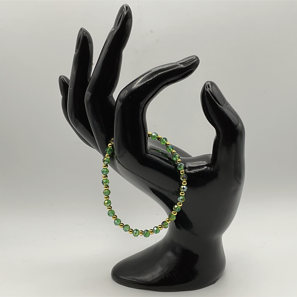 15 cm (5.9") Green Bracelet with Tiny Gold Spacers