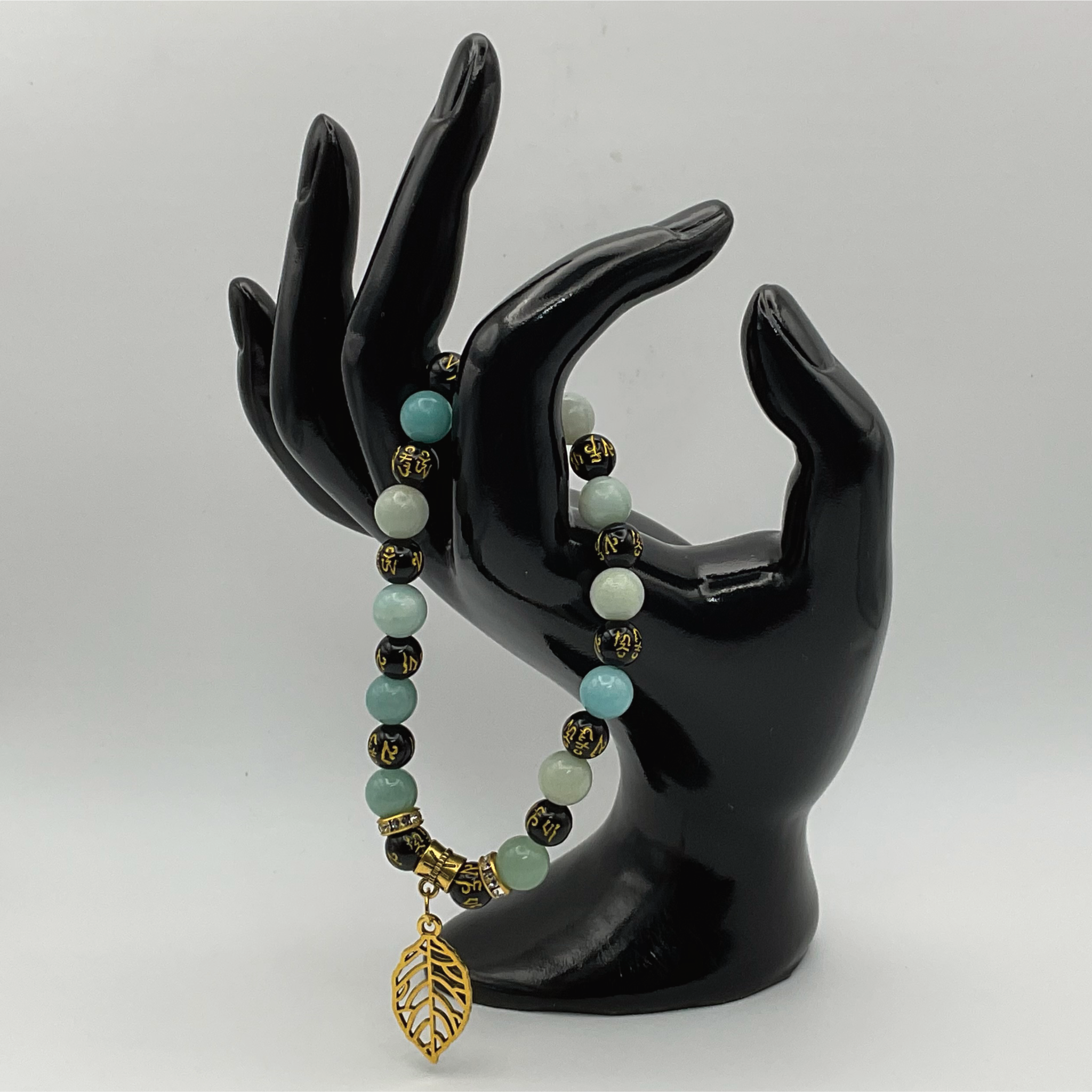 Pulsera con dije de hoja Pixiu de calcedonia verde y espaciadores tono dorado