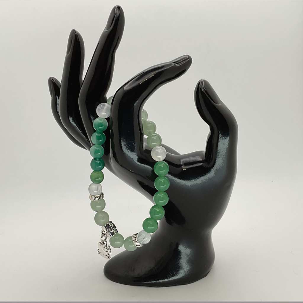 Pulsera con dije de gatito de serpentina verde y calcedonia verde con espaciadores de plata