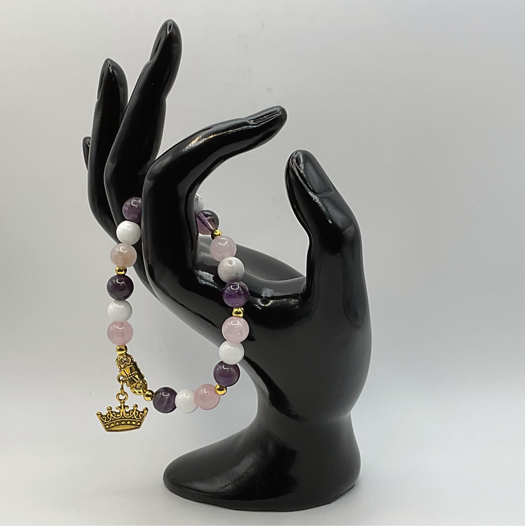 Pulsera de dije de corona de amatista, cuarzo rosa y howlita con separadores dorados