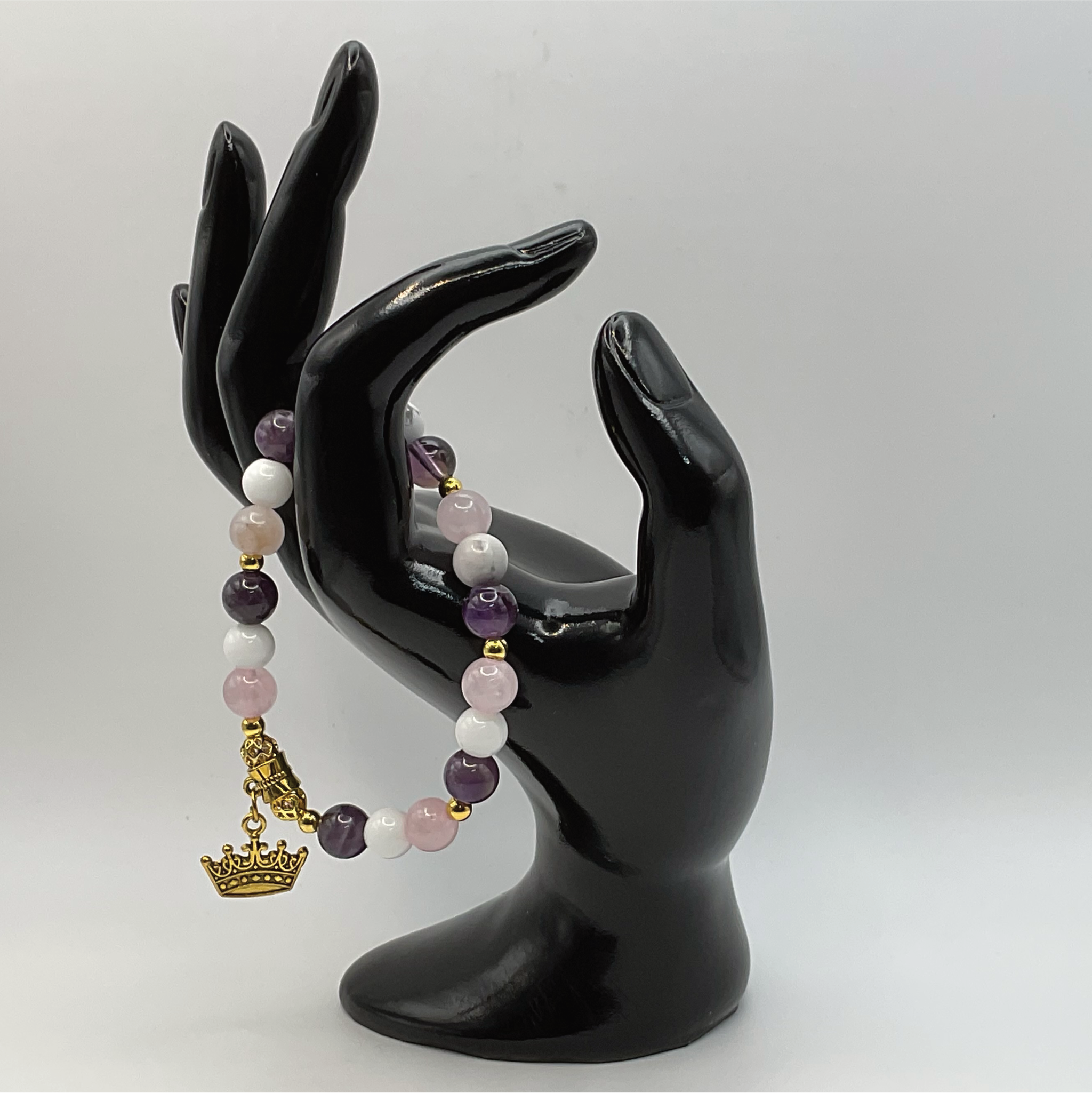 Pulsera de dije de corona de amatista, cuarzo rosa y howlita con separadores dorados