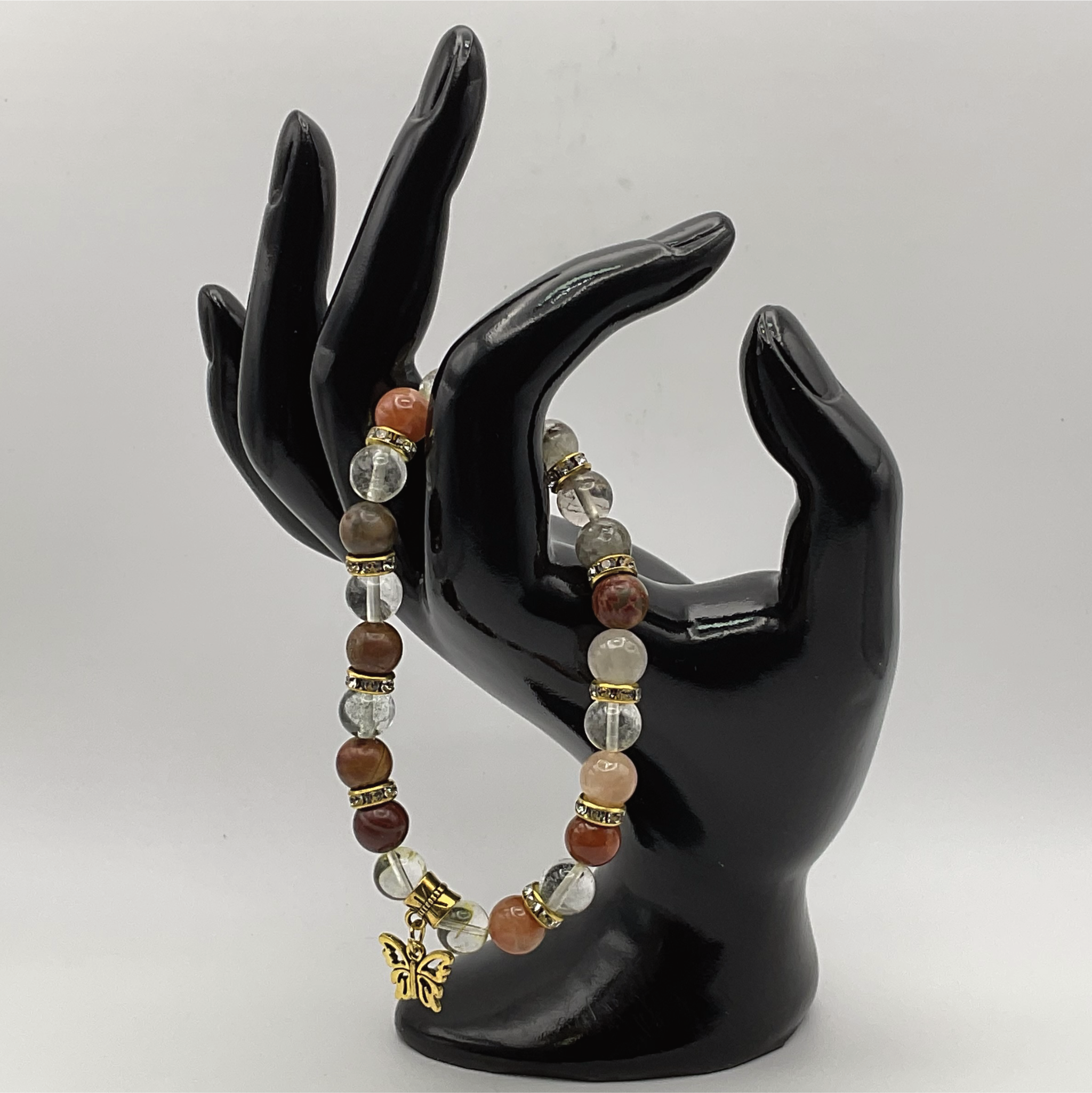 Pulsera con dije de mariposa de cuarzo transparente Jasper con separadores en tono dorado