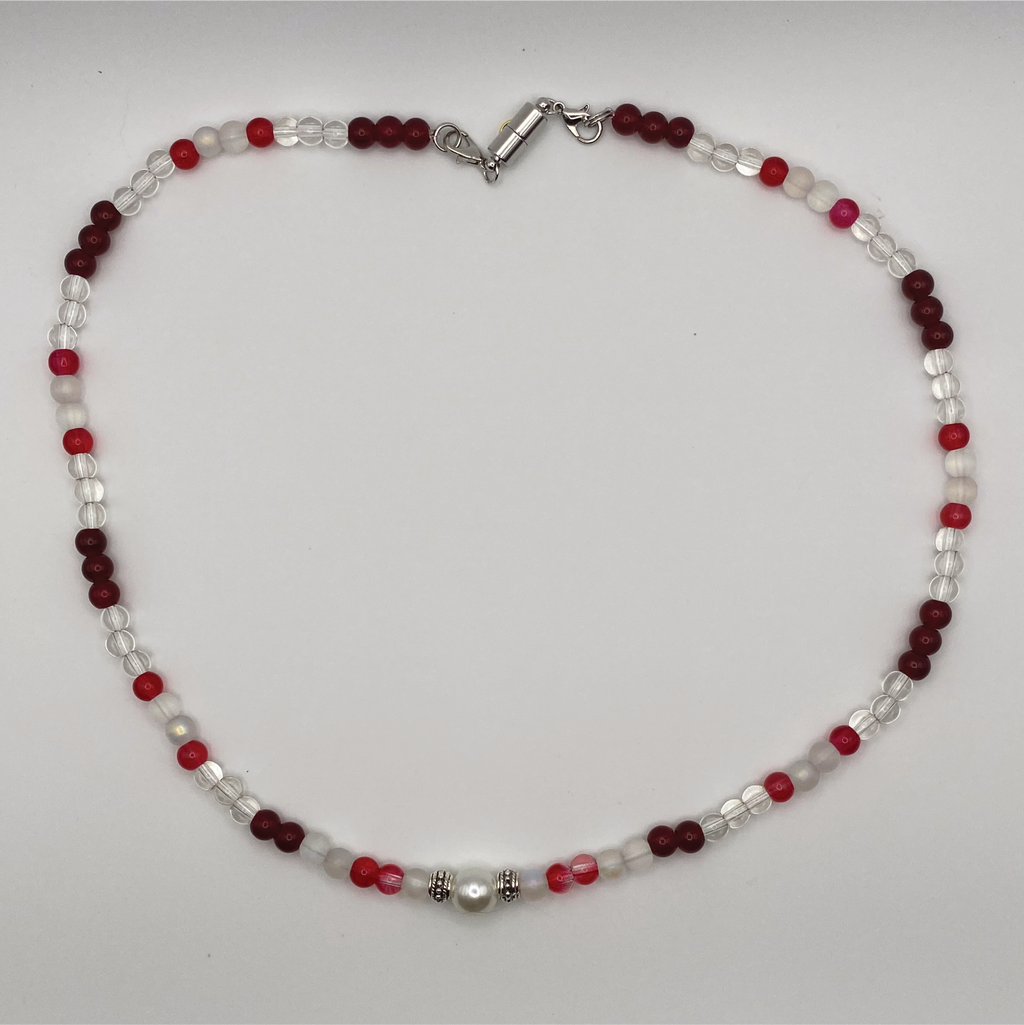 Collar de perlas de cristal rojo transparente lechoso de 20" con espaciadores de plata