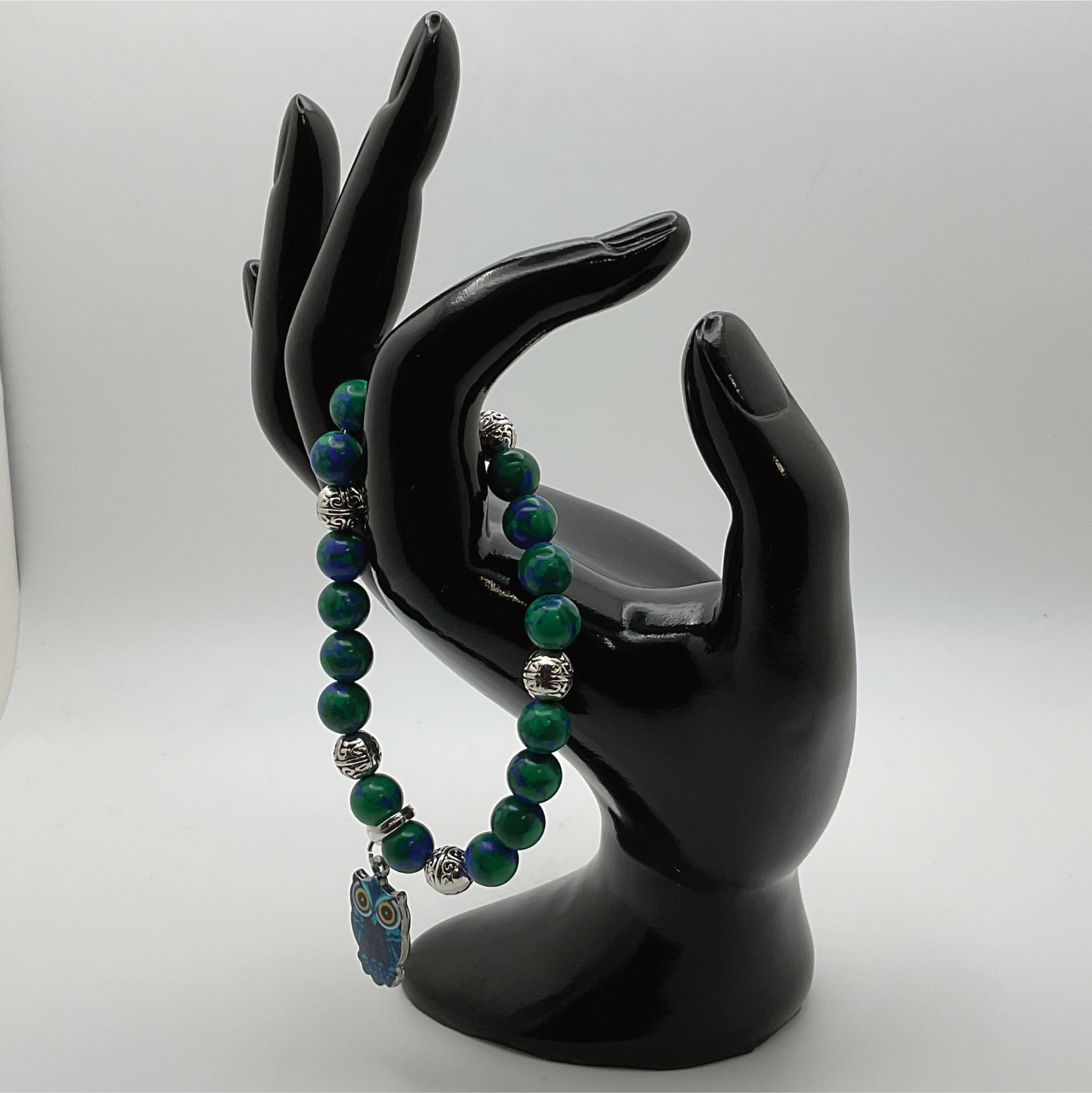 Pulsera con dije de búho azul azurita y separadores de plata