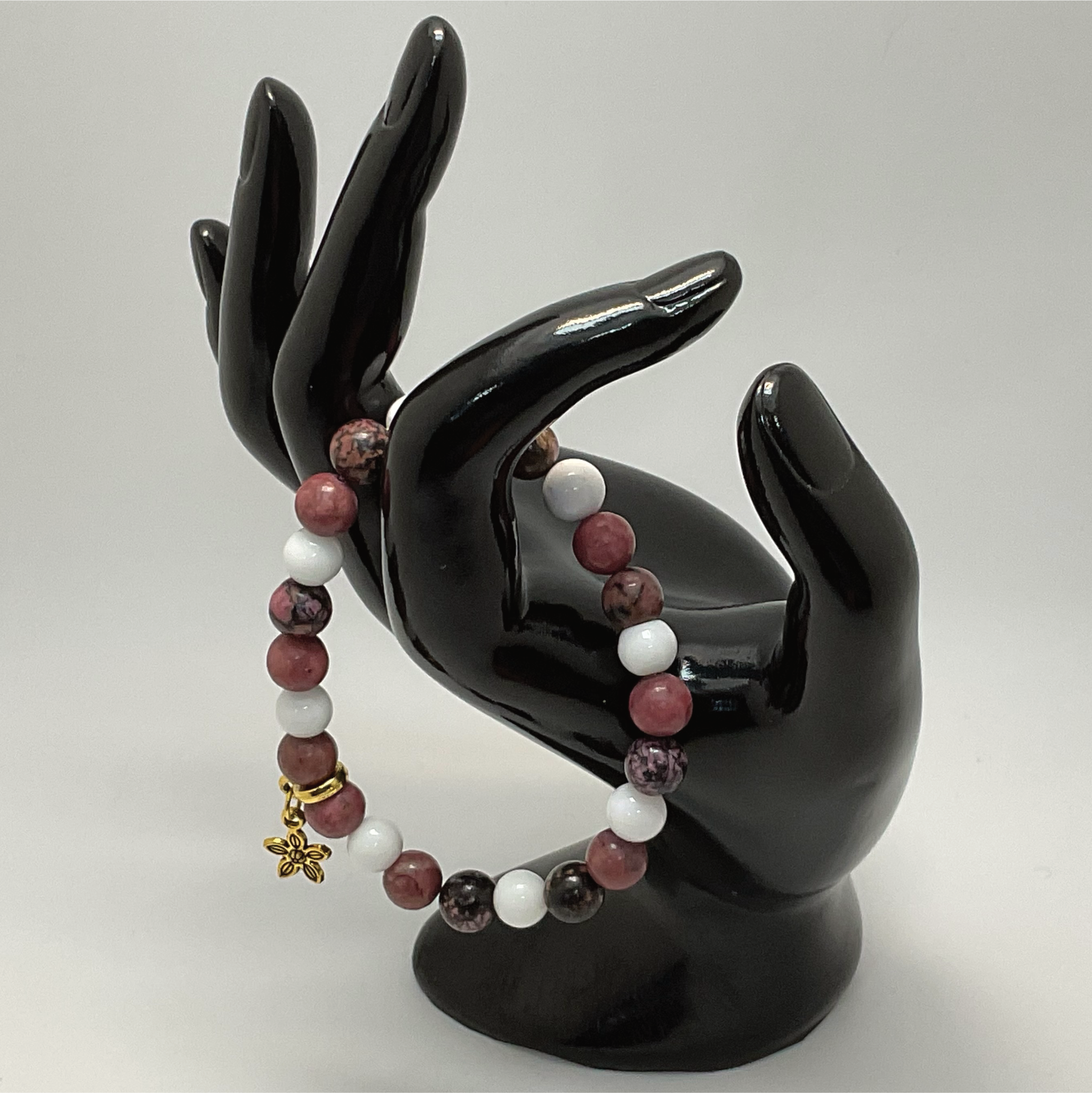 Pulsera de cuarzo lechoso y rodorita con dije de flor dorada
