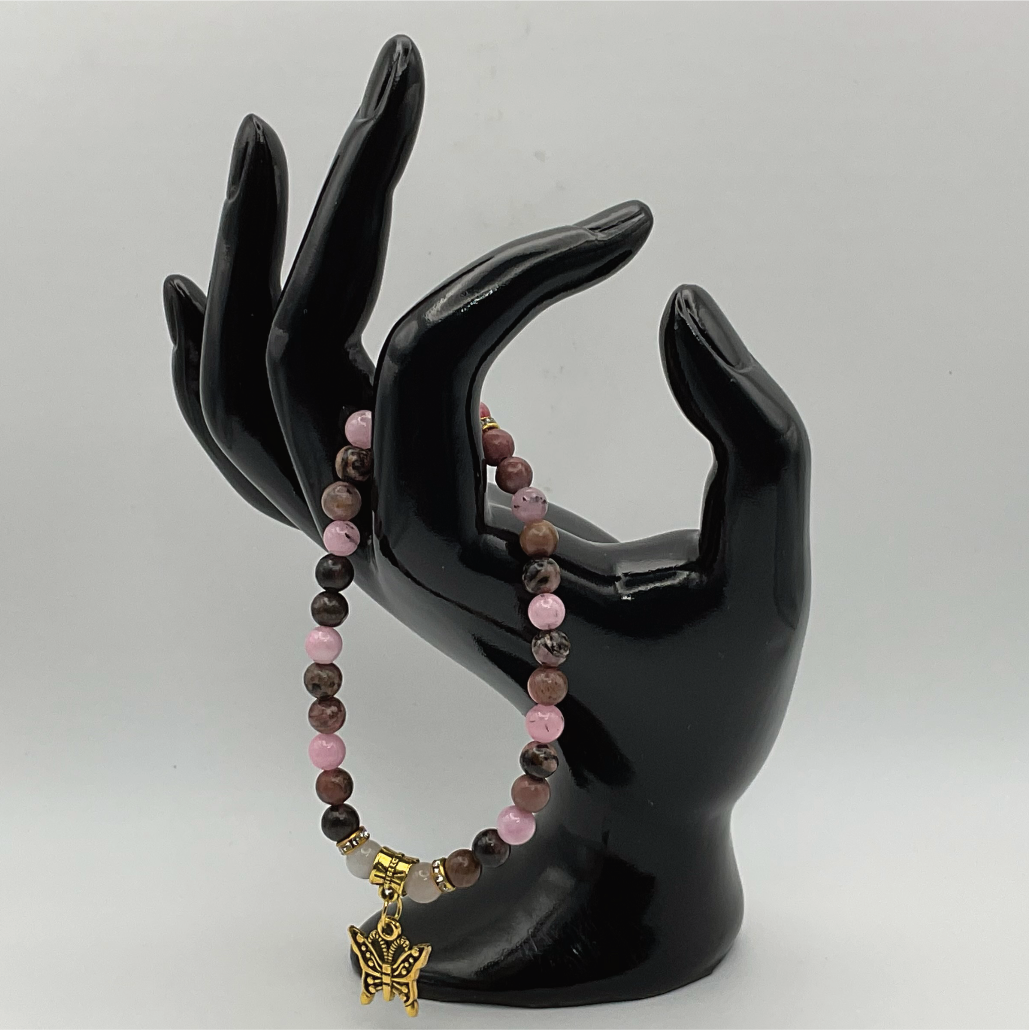 Pulsera con dije de mariposa de rodonita rosa y cuarzo rosa con separadores de cristal