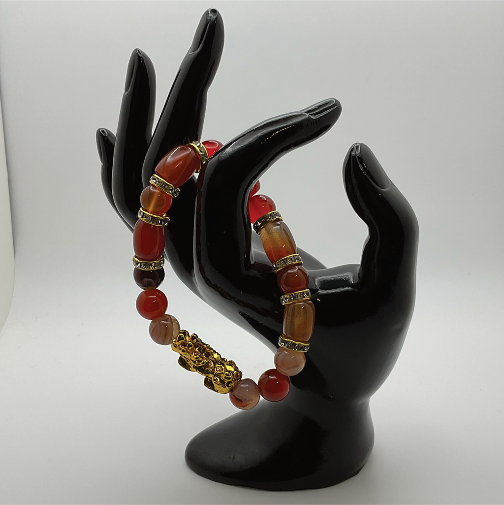 Pulsera con dije de dragón de ágata cornalina con espaciadores de cristal dorado