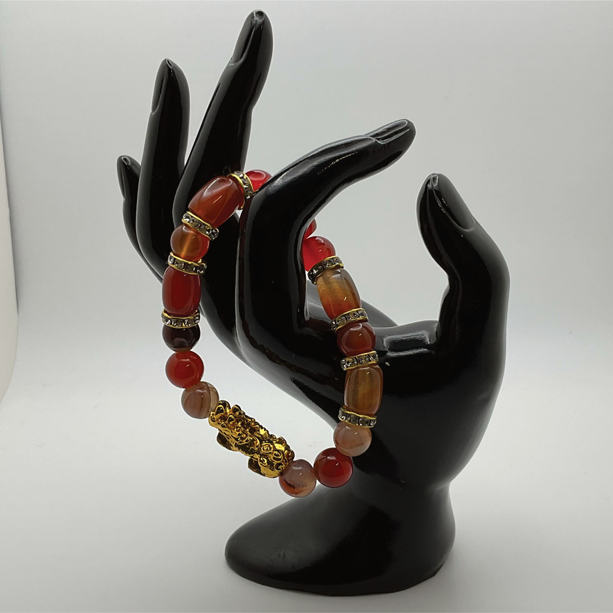 Pulsera con dije de dragón de ágata cornalina con espaciadores de cristal dorado
