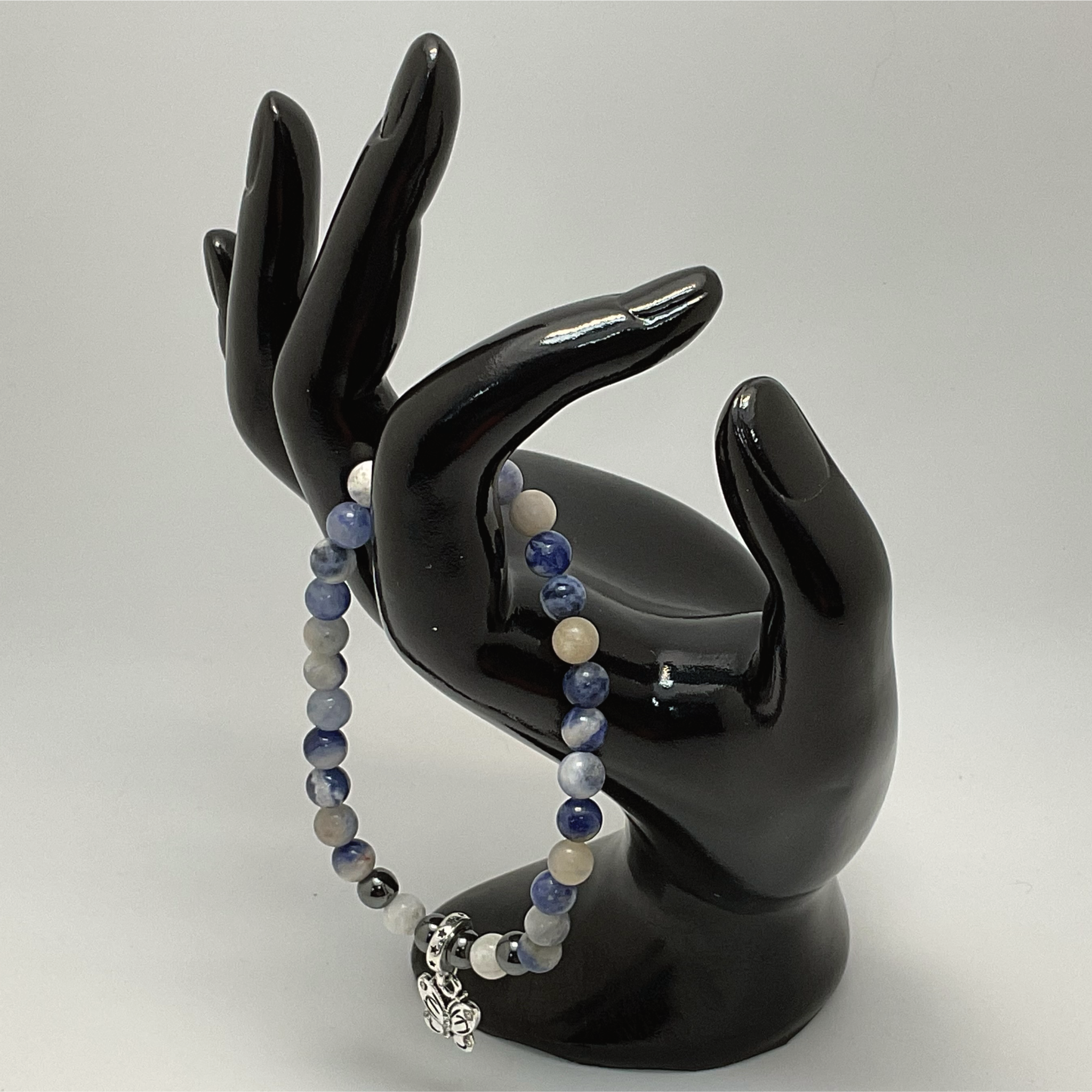Pulsera con dijes de mariposa de amatista clara y oscura, cuarzo lechoso y hematita