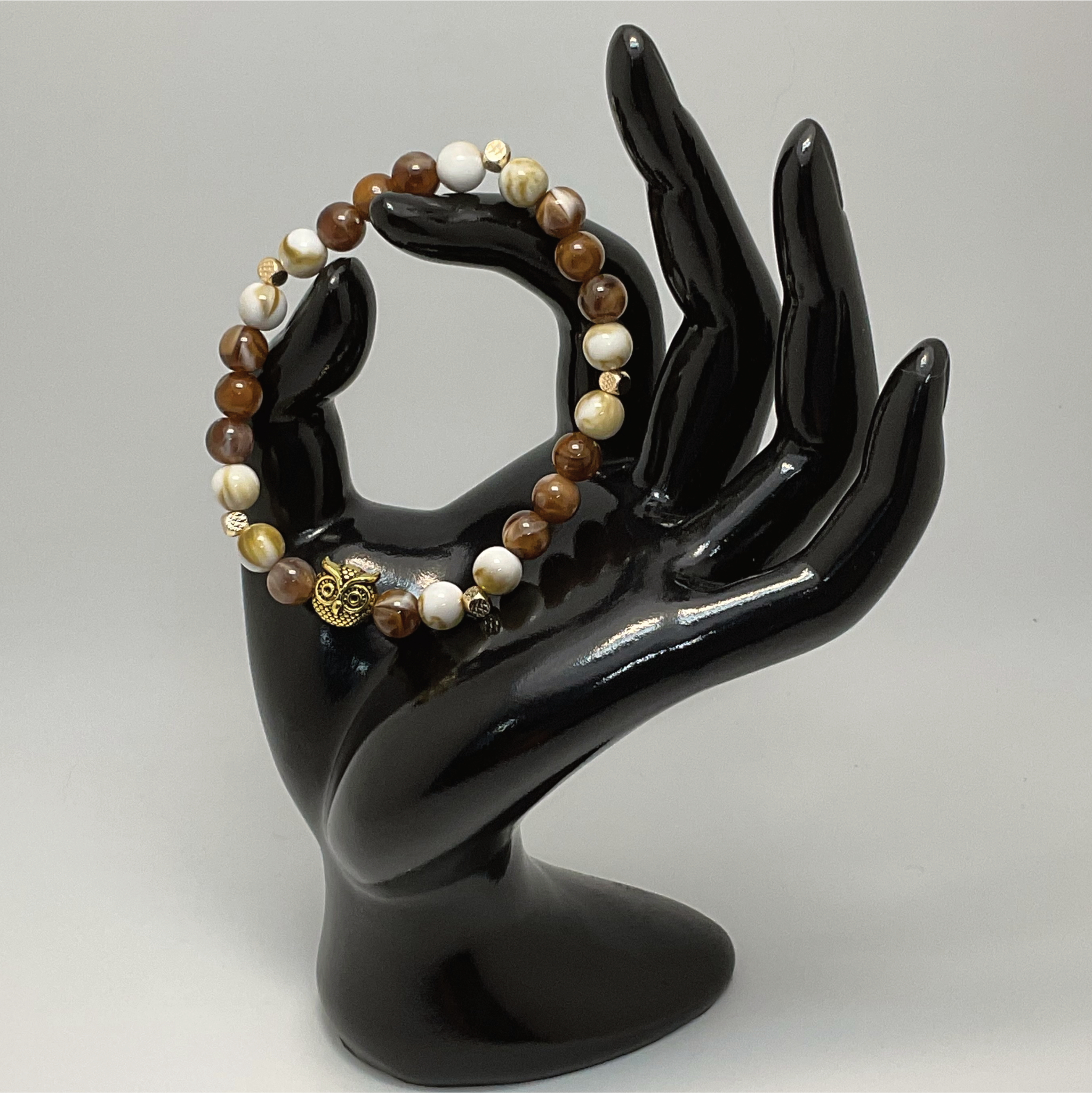 Pulsera con charm de búho de ágata oriental mookaite con espaciadores dorados