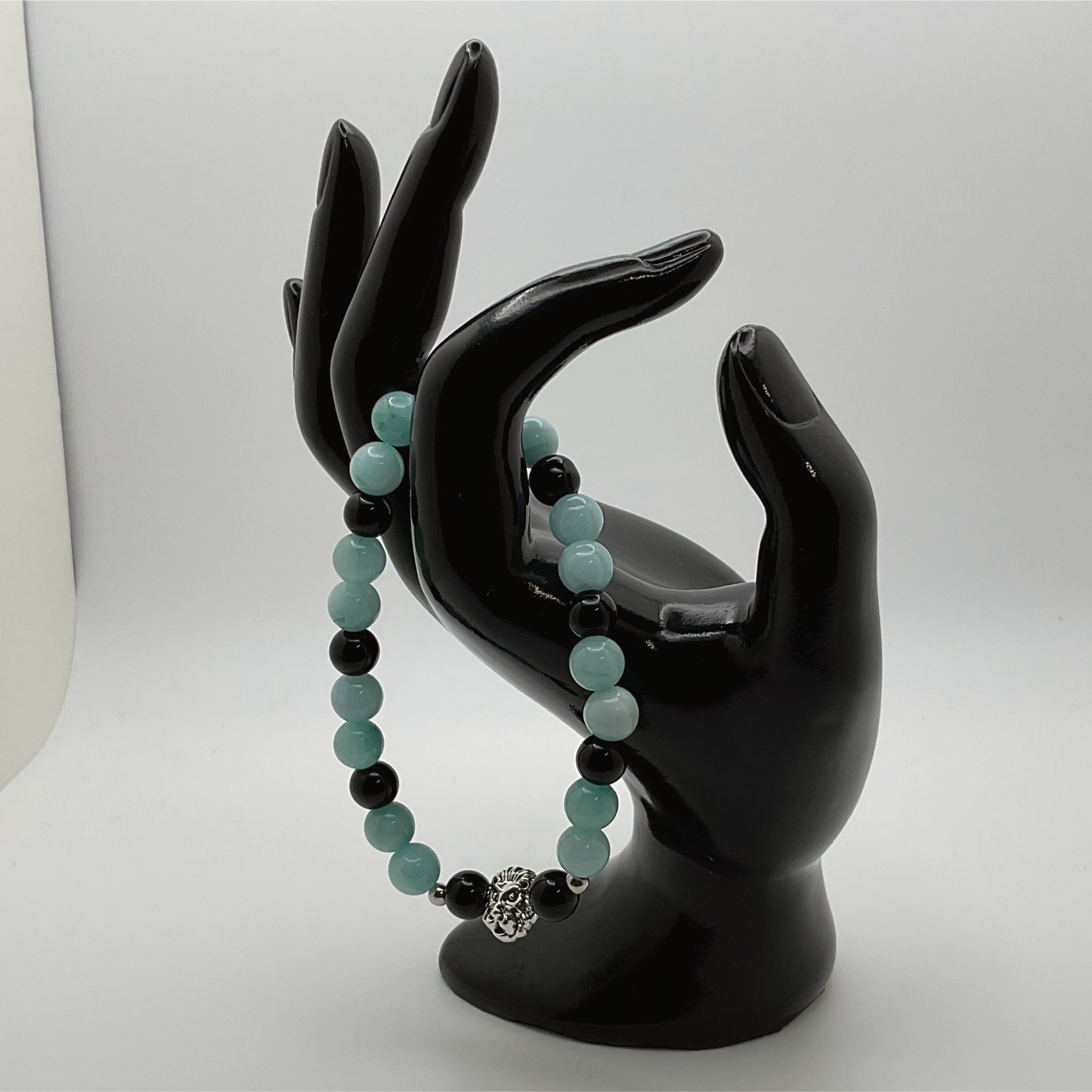 Pulsera de Cuarzo Verde Caledonio y Ágata Negra con Amuleto de León y Separadores de Plata