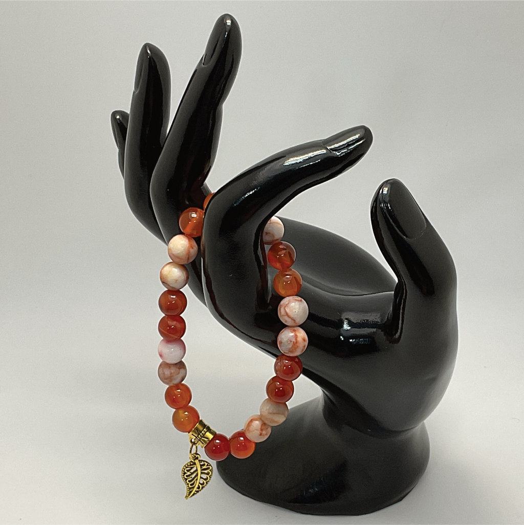Pulsera con abalorios de cornalina, ágata, magnesita y pan de oro