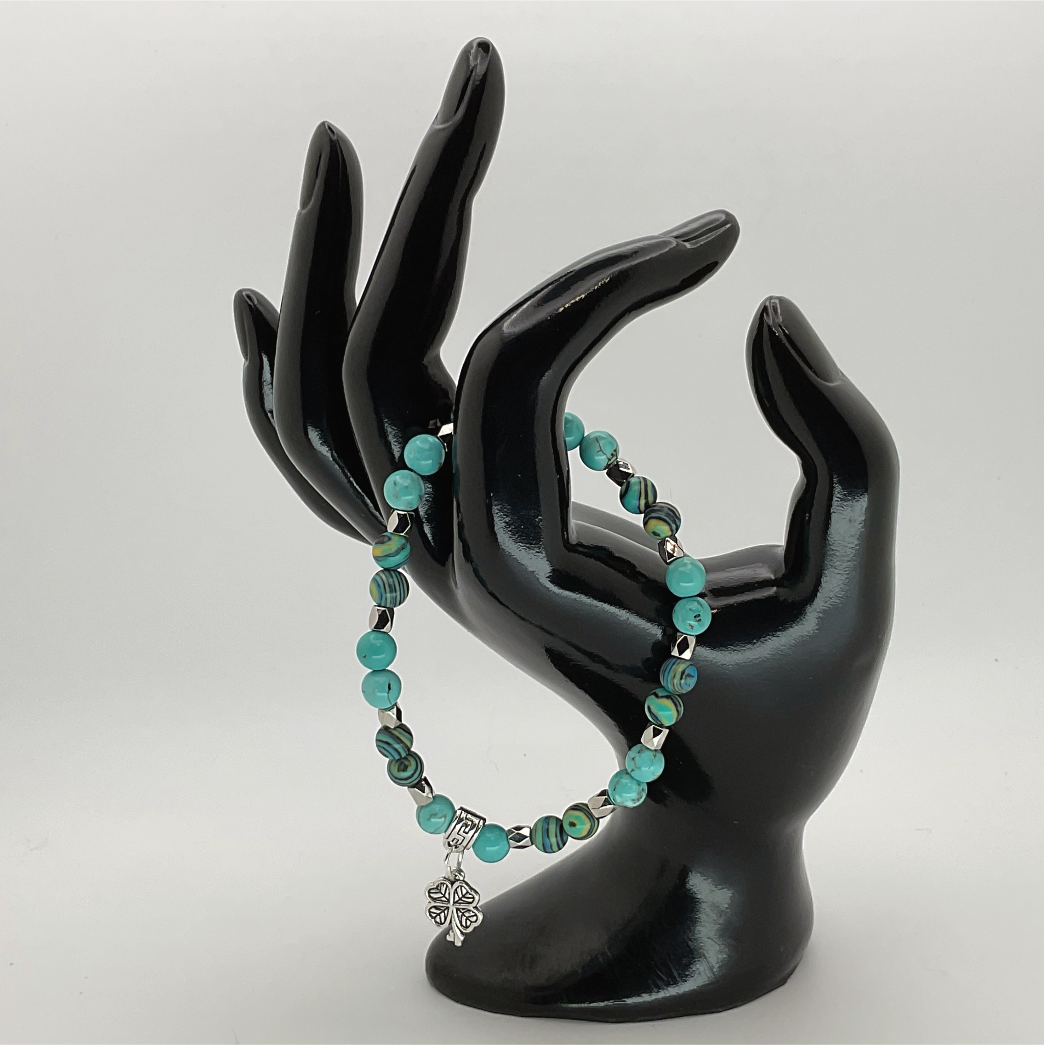 Pulsera de trébol de cuatro hojas y llave de howlita azul con separadores de plata