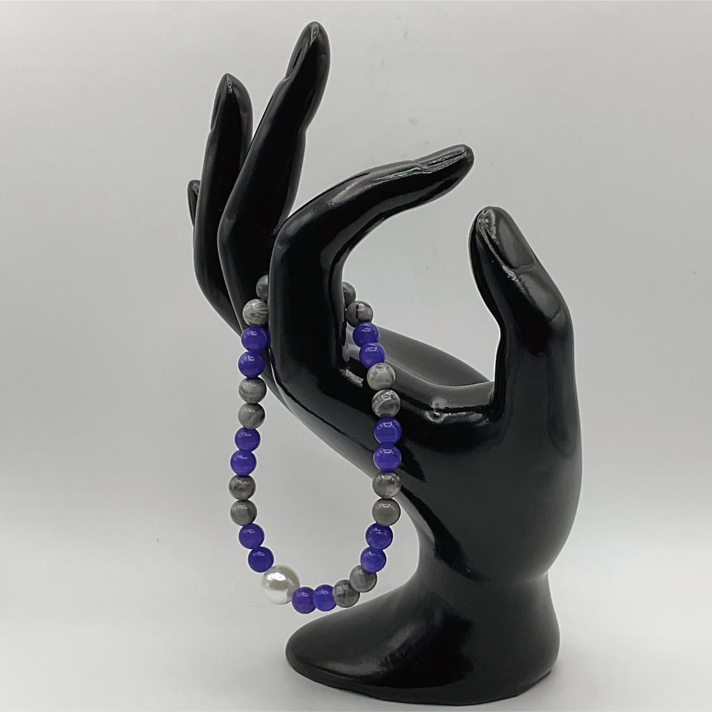 Pulsera de magnesita, amatista y perlas de imitación