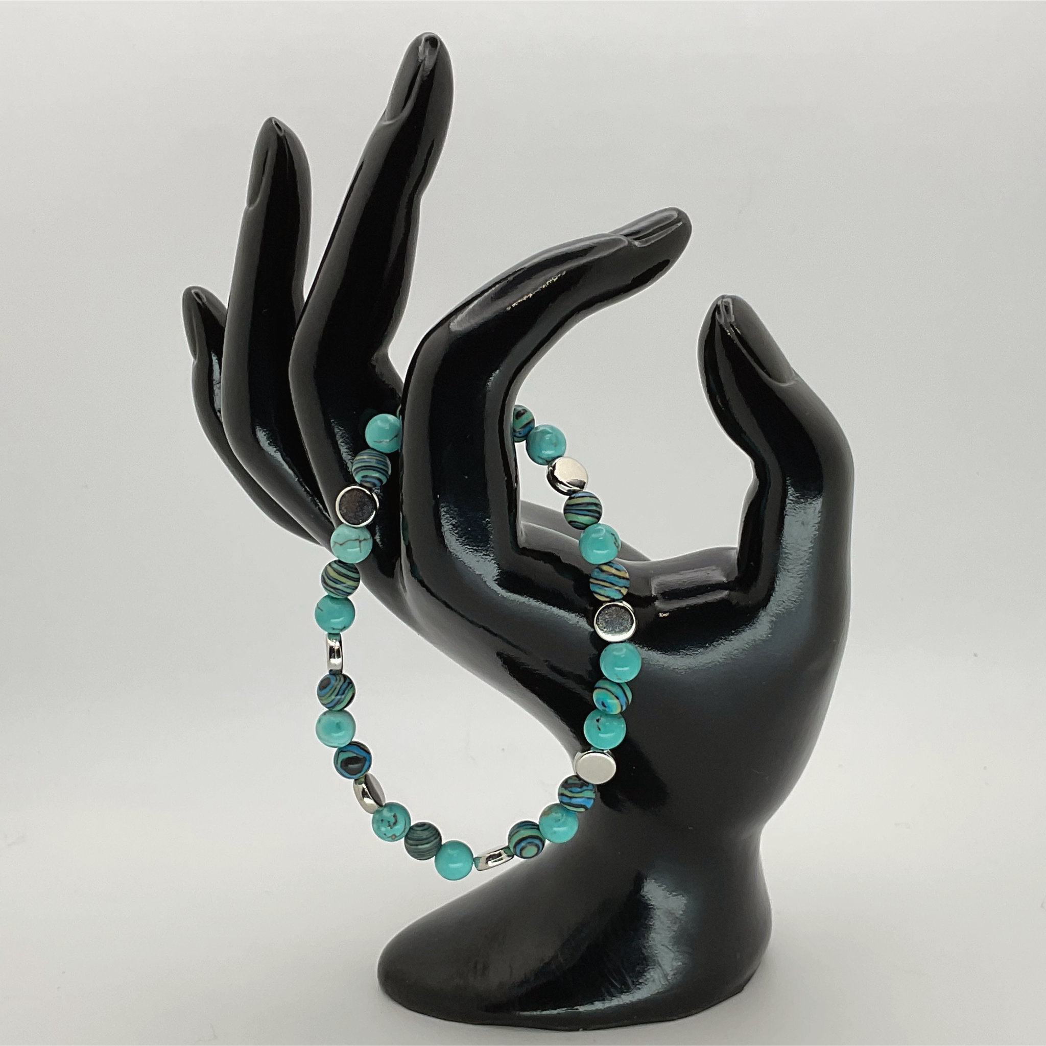 Pulsera de howlita azul o magnesita azul con espaciadores de disco plateados