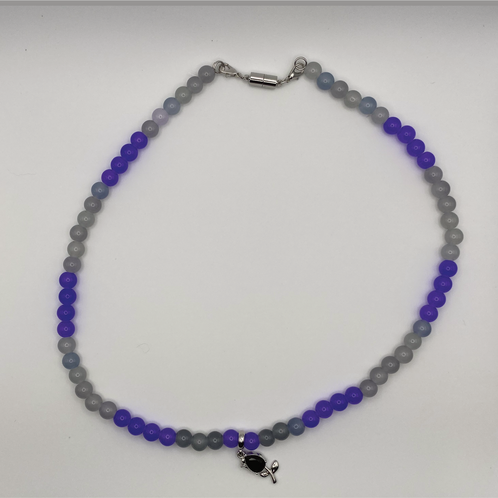 Collar de cristal con flores moradas, grises y negras de 50 cm