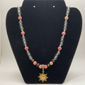 Collar de 22" de Ópalo Rosa, Cuarzo Transparente, Ágata Negra y Pixiu con dije de sol y espaciadores dorados