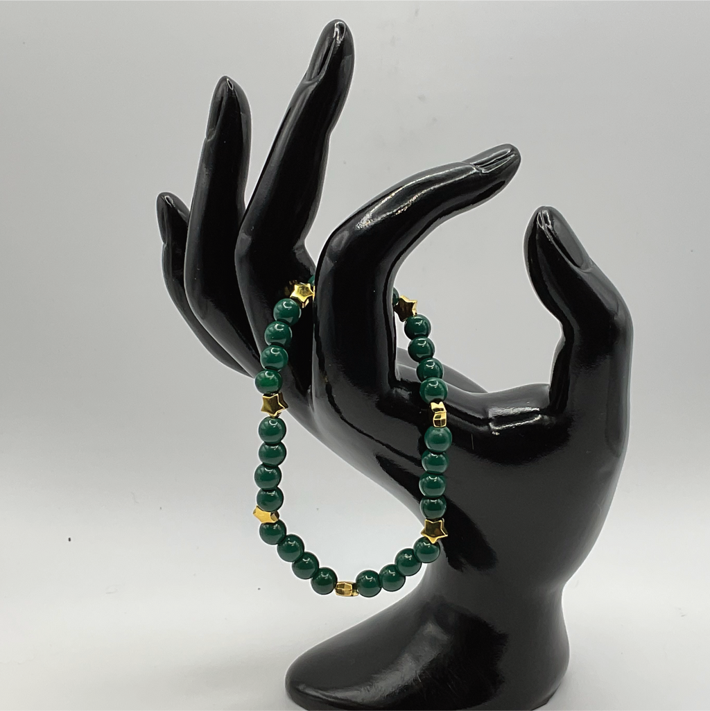 Pulsera de cristal verde oscuro con separadores de estrella dorados