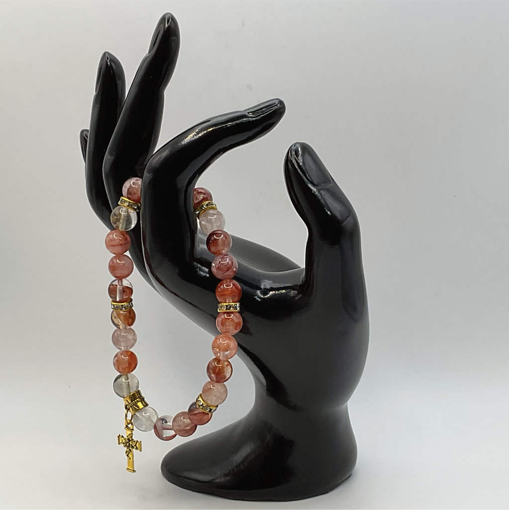 Pulsera de Cuarzo Fuego y Cuarzo Rosa con Dijes de Cruz Dorada y Separadores Dorados