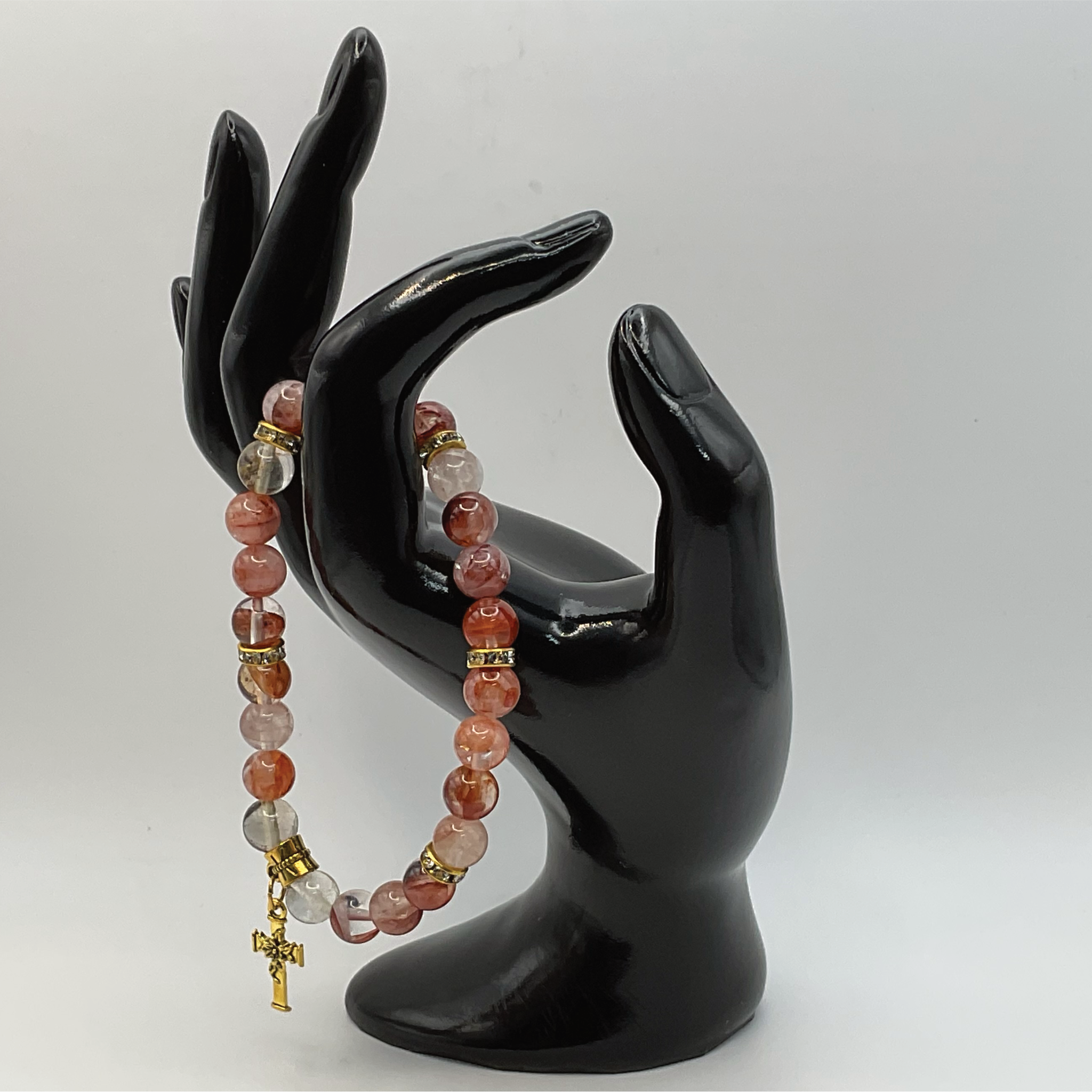 Pulsera de Cuarzo Fuego y Cuarzo Rosa con Dijes de Cruz Dorada y Separadores Dorados