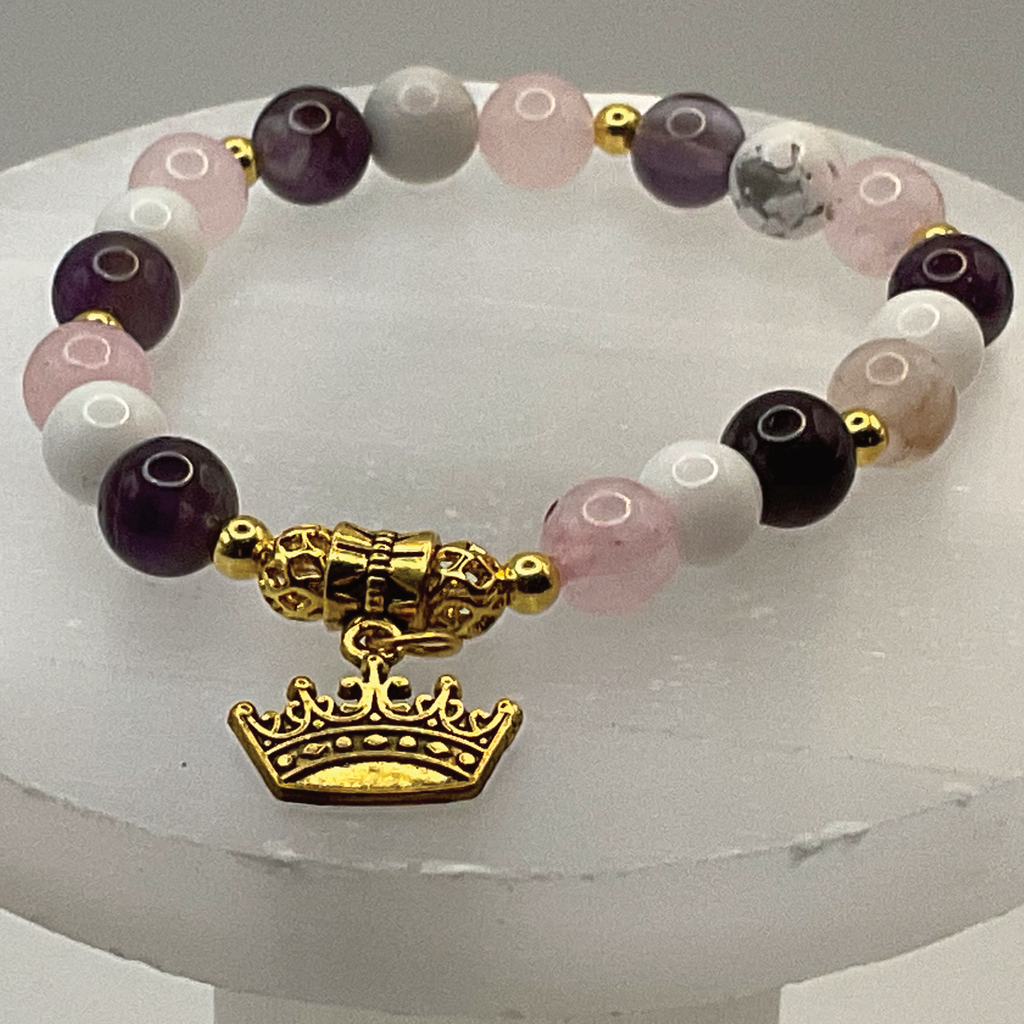 Pulsera con dije de corona de amatista, cuarzo rosa y howlita con espaciadores dorados