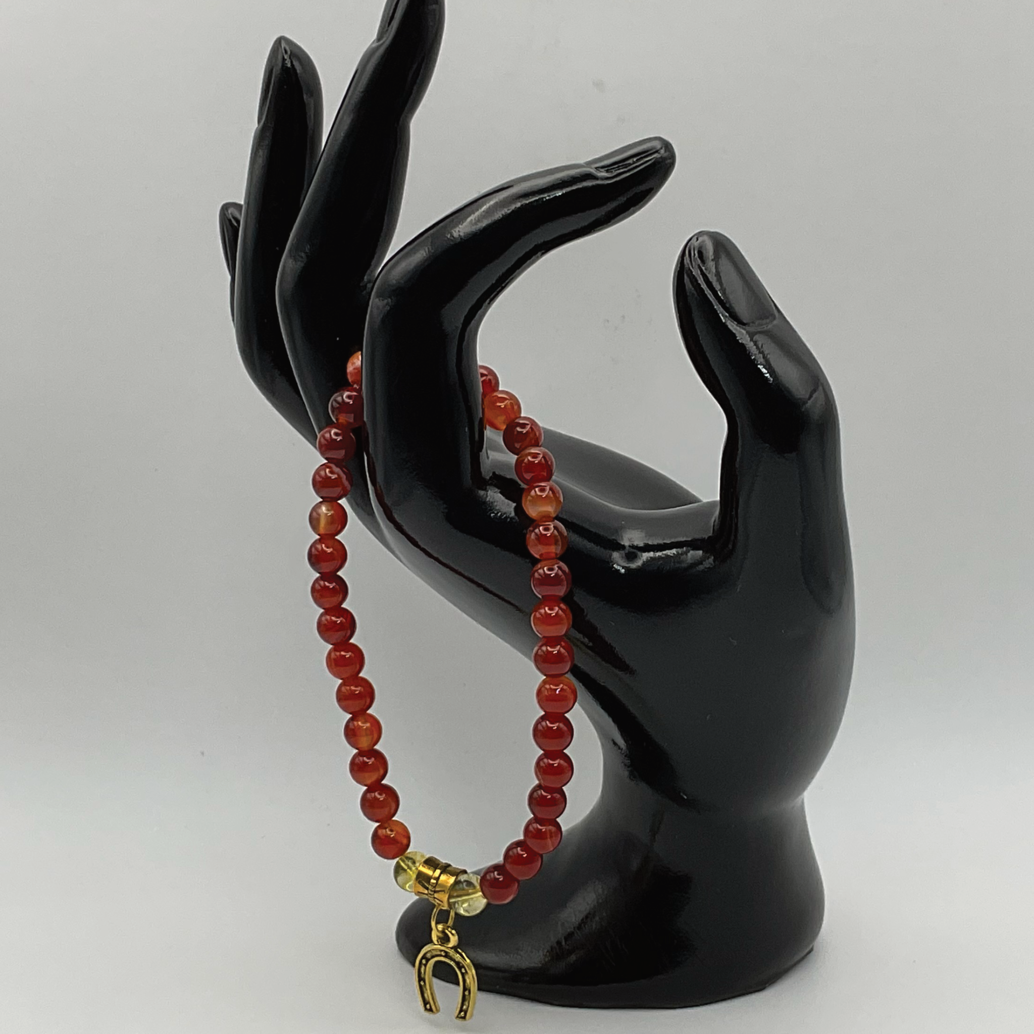 Pulsera con dije de herradura de cornalina