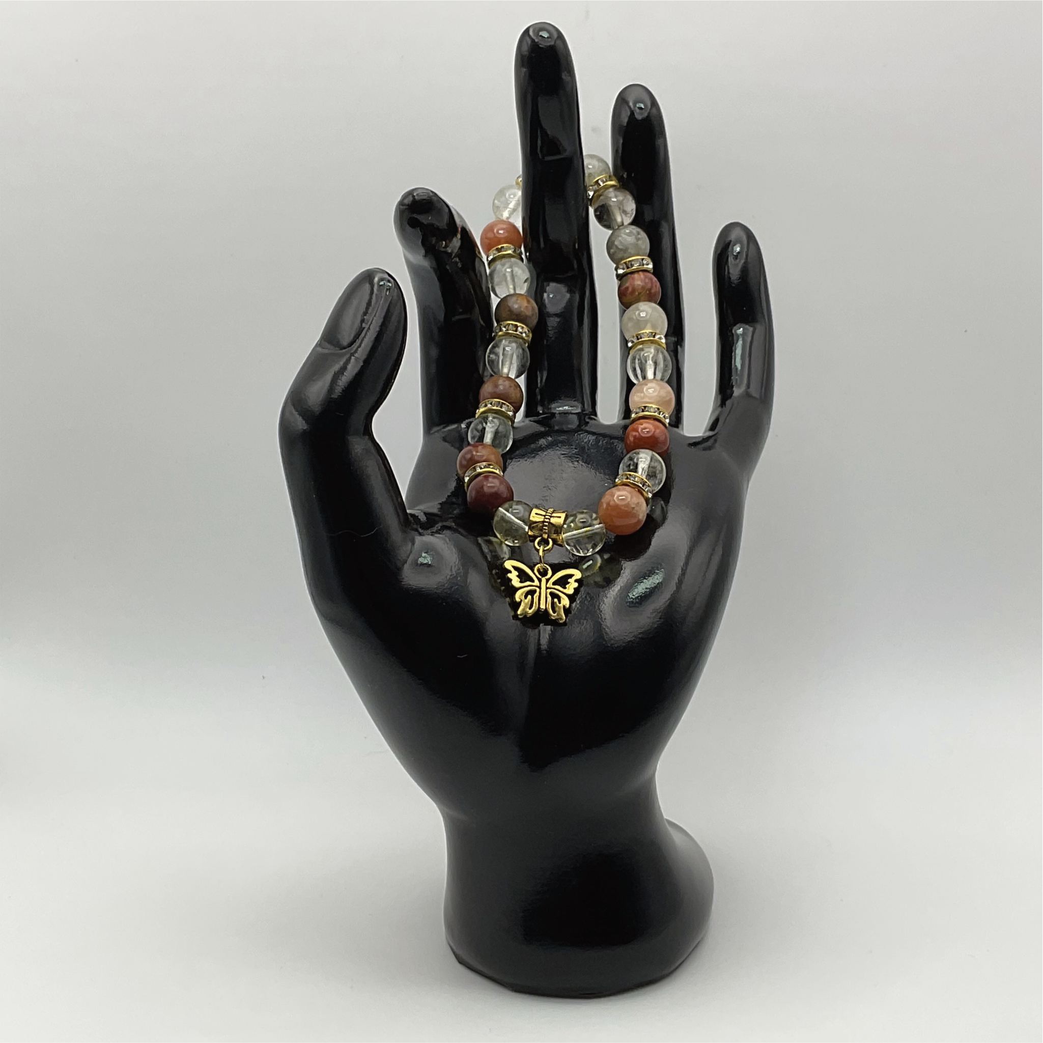 Pulsera con dije de mariposa de cuarzo transparente Jasper con separadores en tono dorado