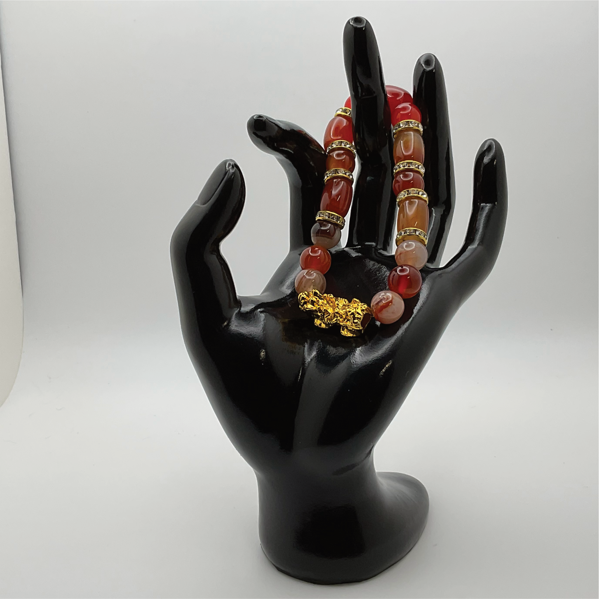 Pulsera con dije de dragón de ágata cornalina con espaciadores de cristal dorado