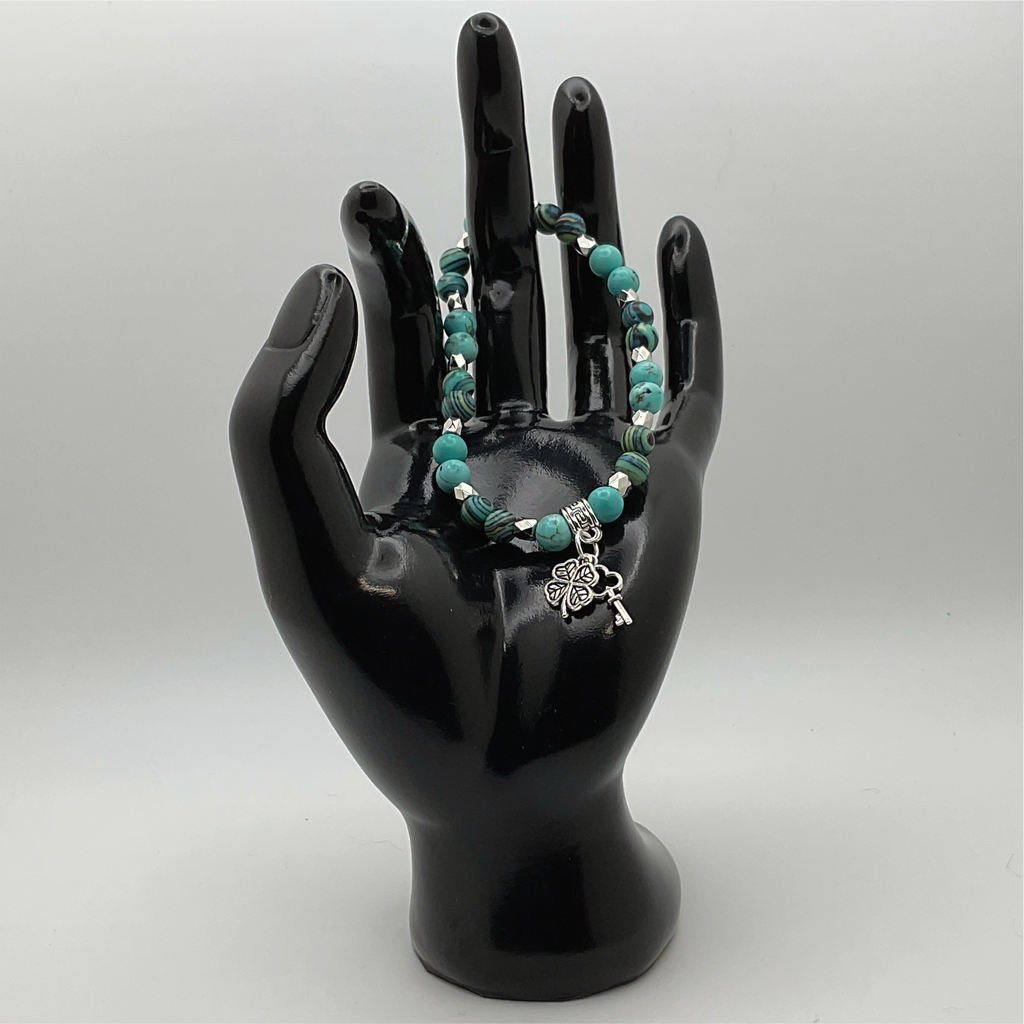 Pulsera de trébol de cuatro hojas y llave de howlita azul con separadores de plata