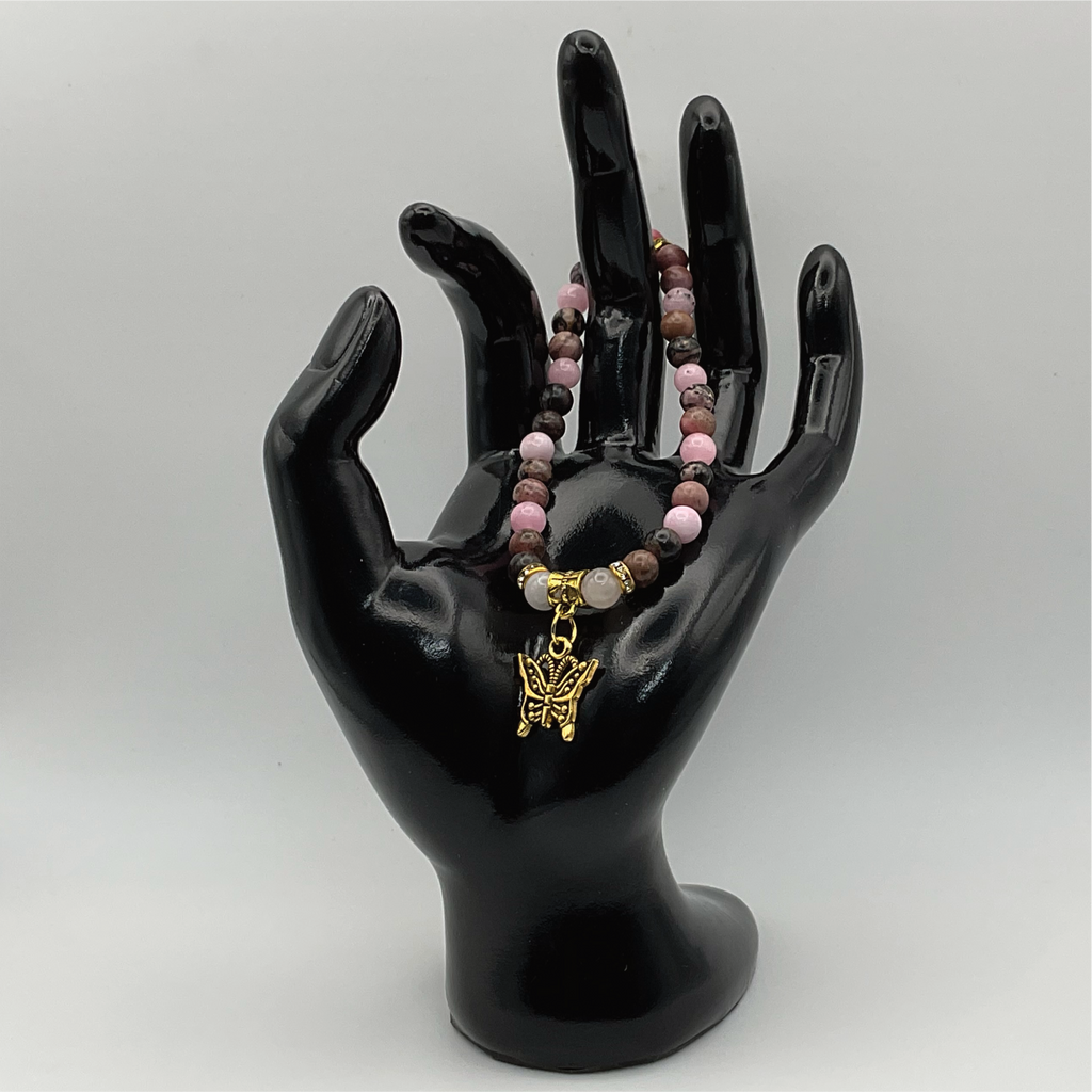 Pulsera con dije de mariposa de rodonita rosa y cuarzo rosa con separadores de cristal