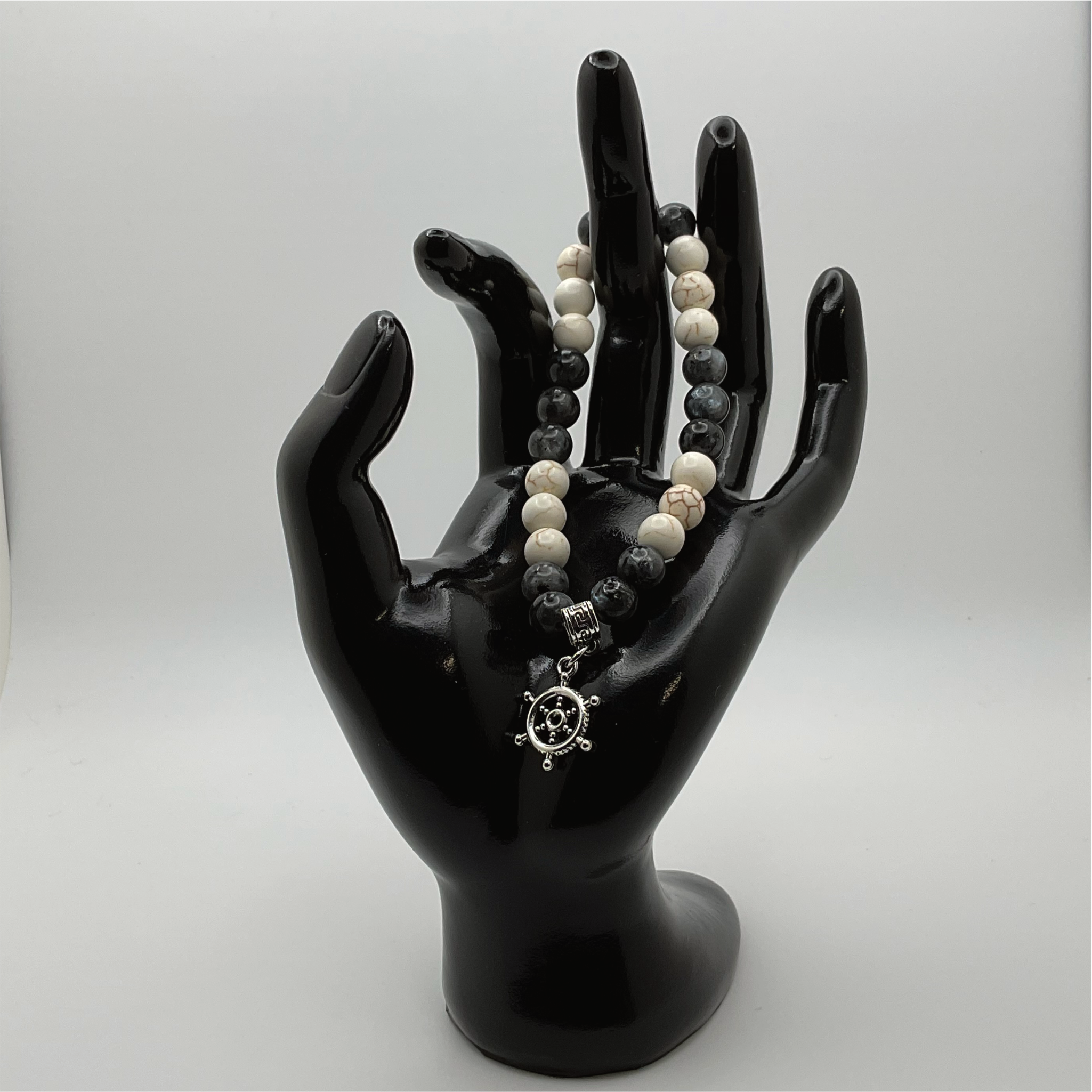 Pulsera con dije de timón de piedra Picasso de magnesita