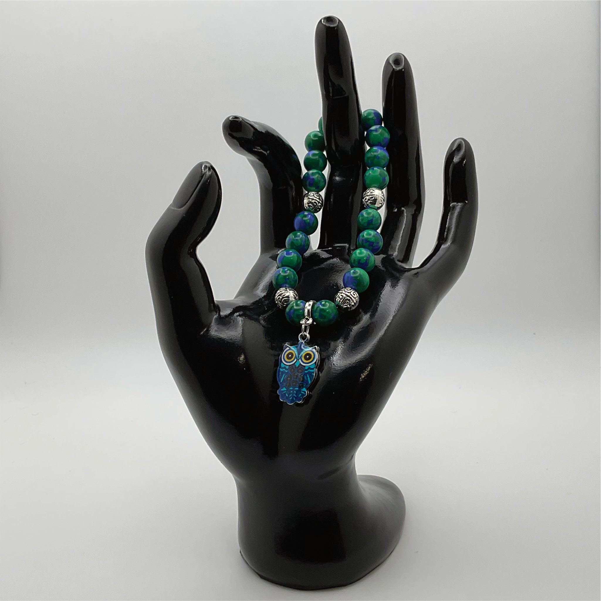 Pulsera con dije de búho azul azurita y separadores de plata
