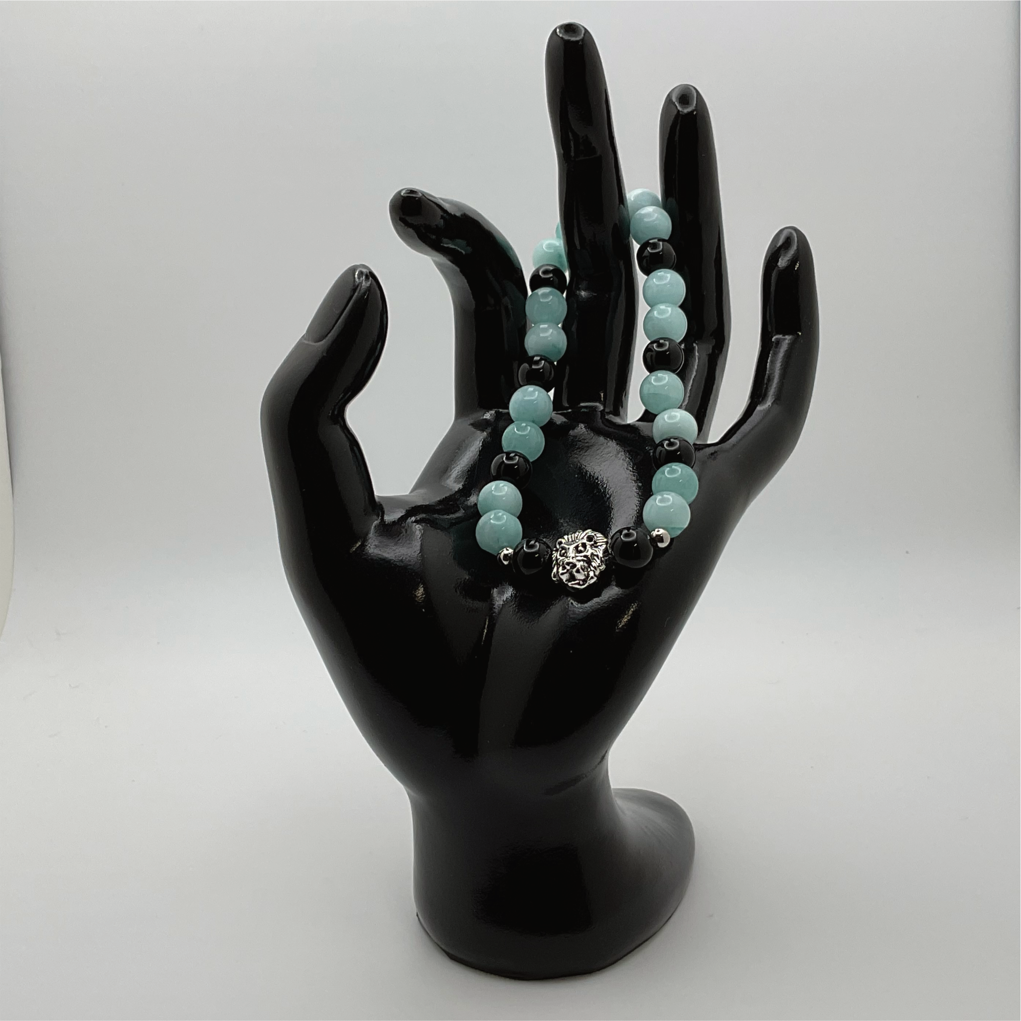Pulsera de Cuarzo Verde Caledonio y Ágata Negra con Amuleto de León y Separadores de Plata