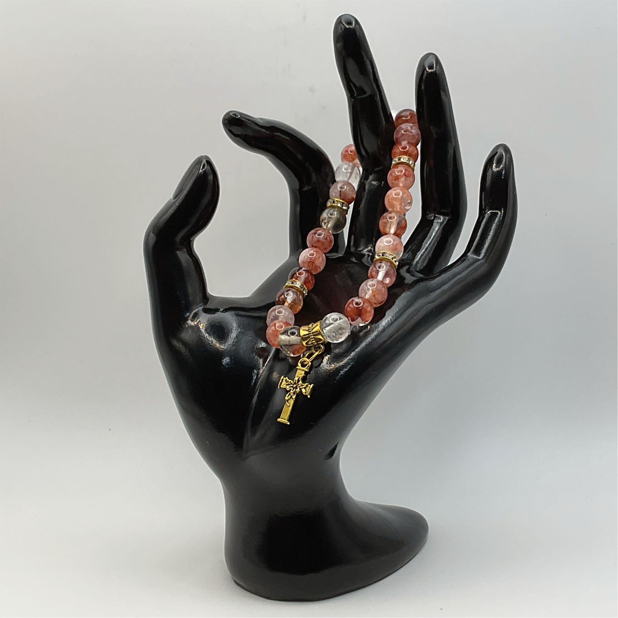 Pulsera de Cuarzo Fuego y Cuarzo Rosa con Dijes de Cruz Dorada y Separadores Dorados