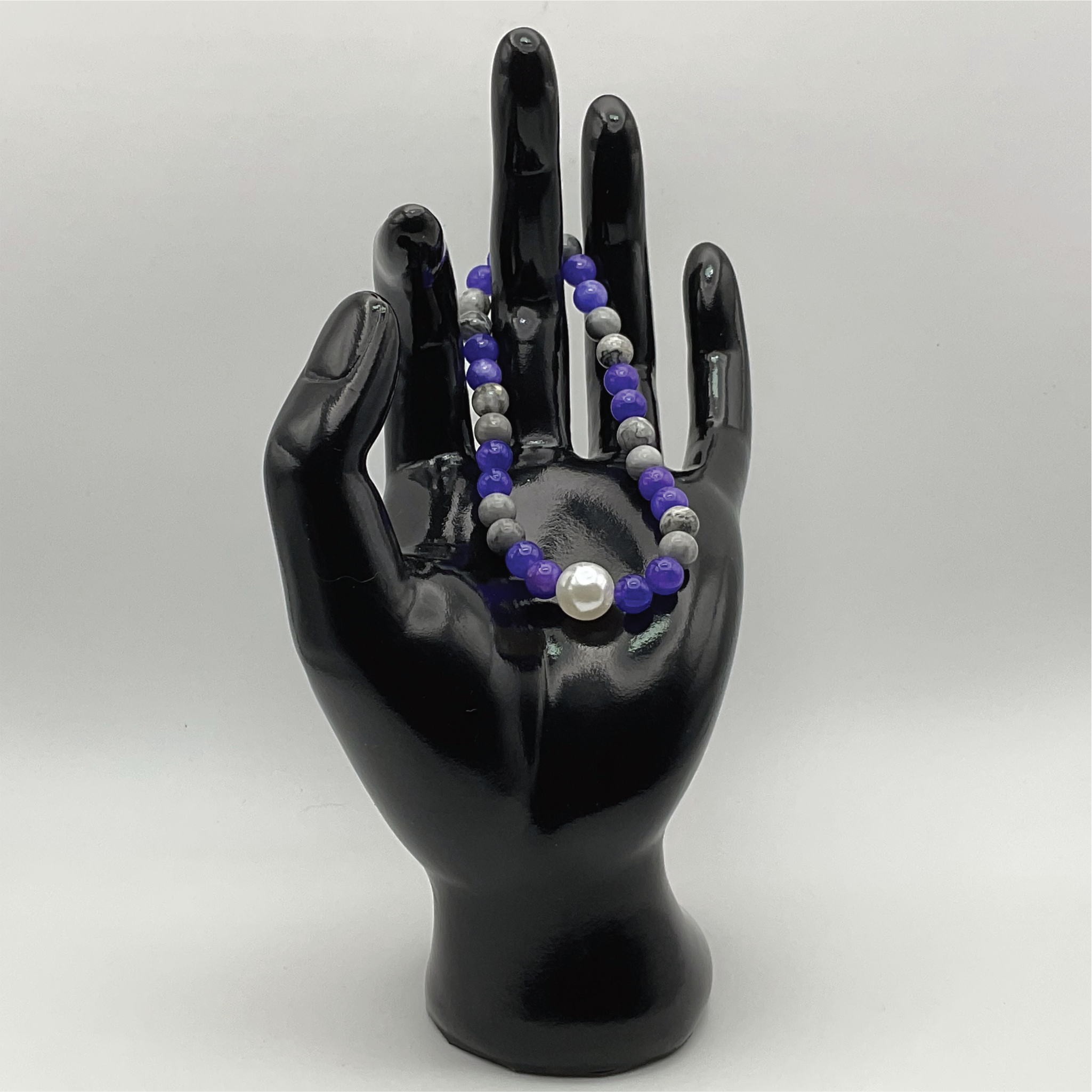 Pulsera de magnesita, amatista y perlas de imitación