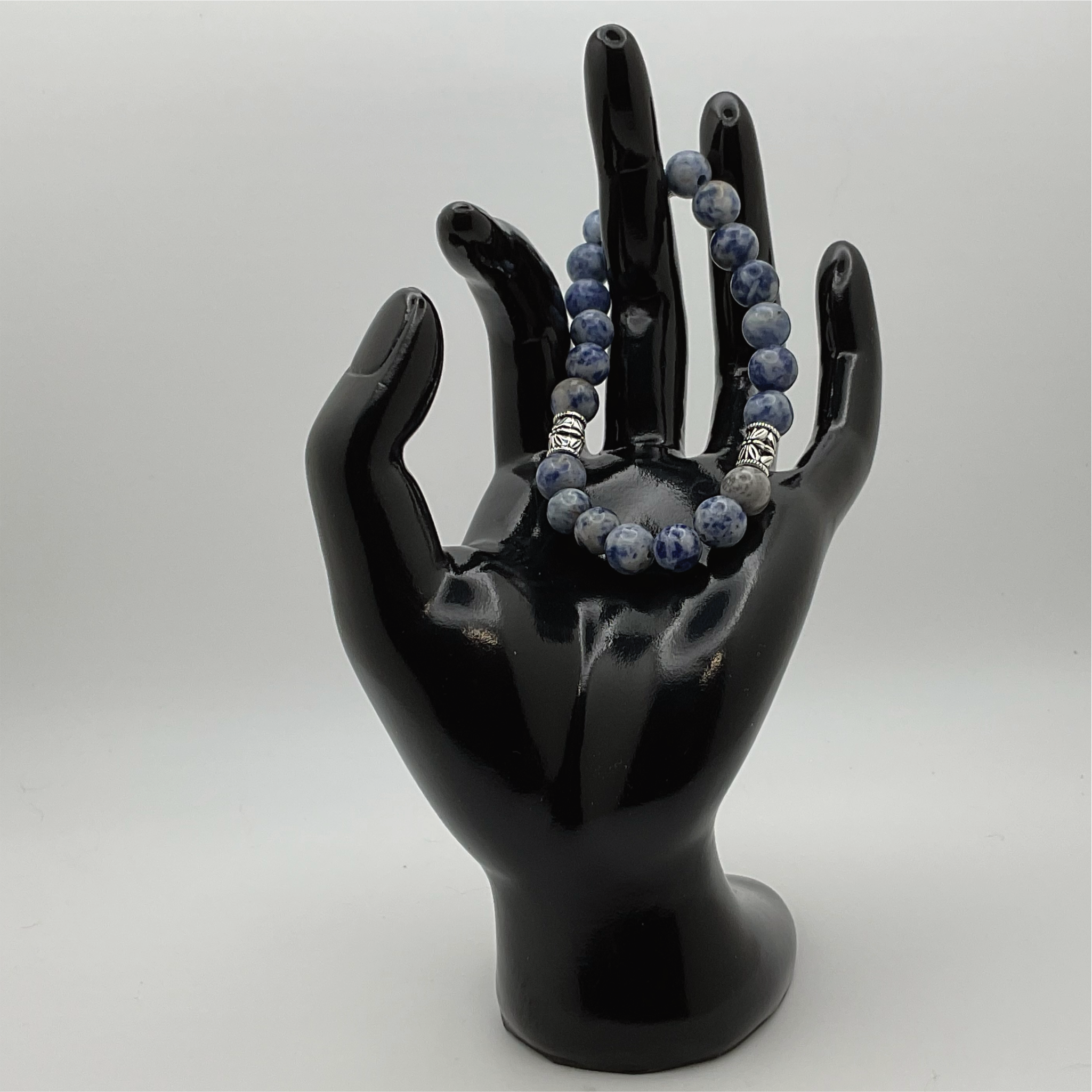 Pulsera de sodalita con espaciadores de plata