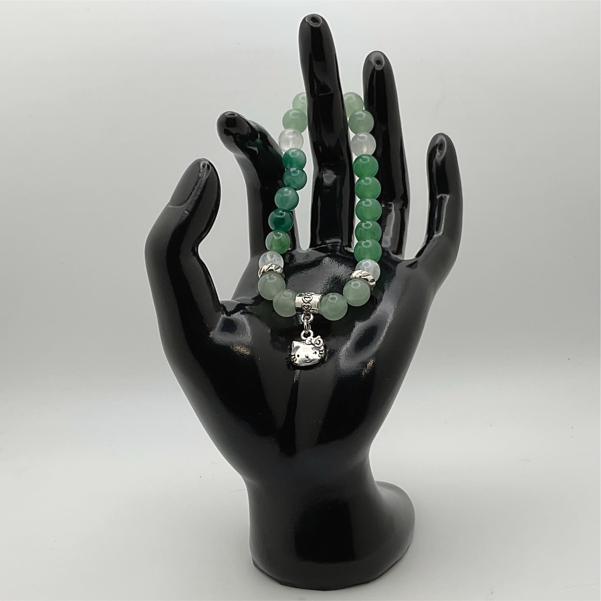 Pulsera con dije de gatito de serpentina verde y calcedonia verde con espaciadores de plata