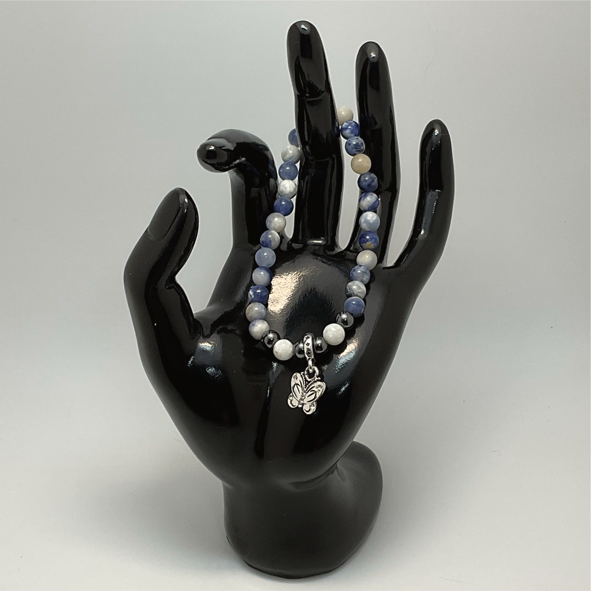 Pulsera con dijes de mariposa de amatista clara y oscura, cuarzo lechoso y hematita