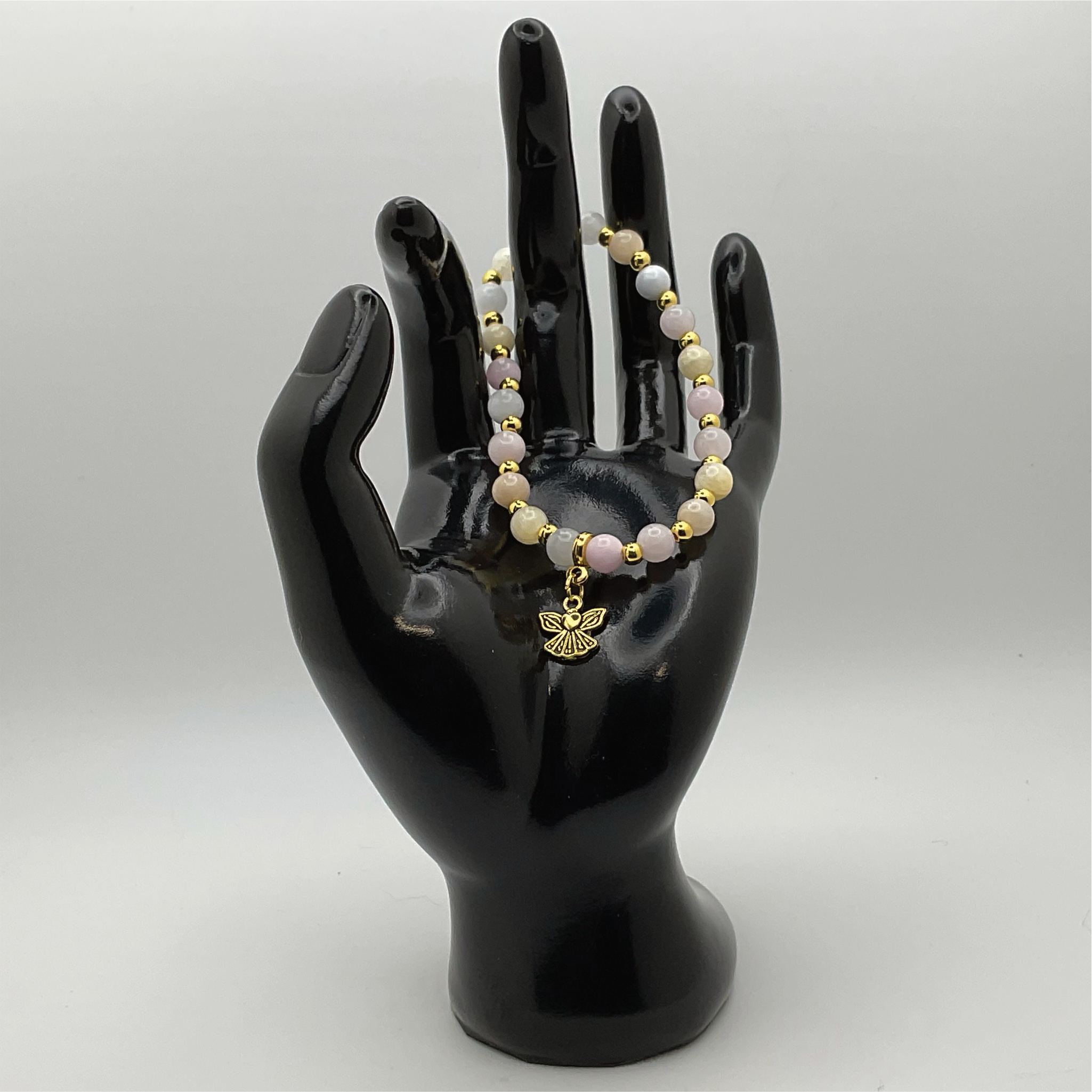 Pulsera con dije de ángel de ágata oriental con espaciadores dorados
