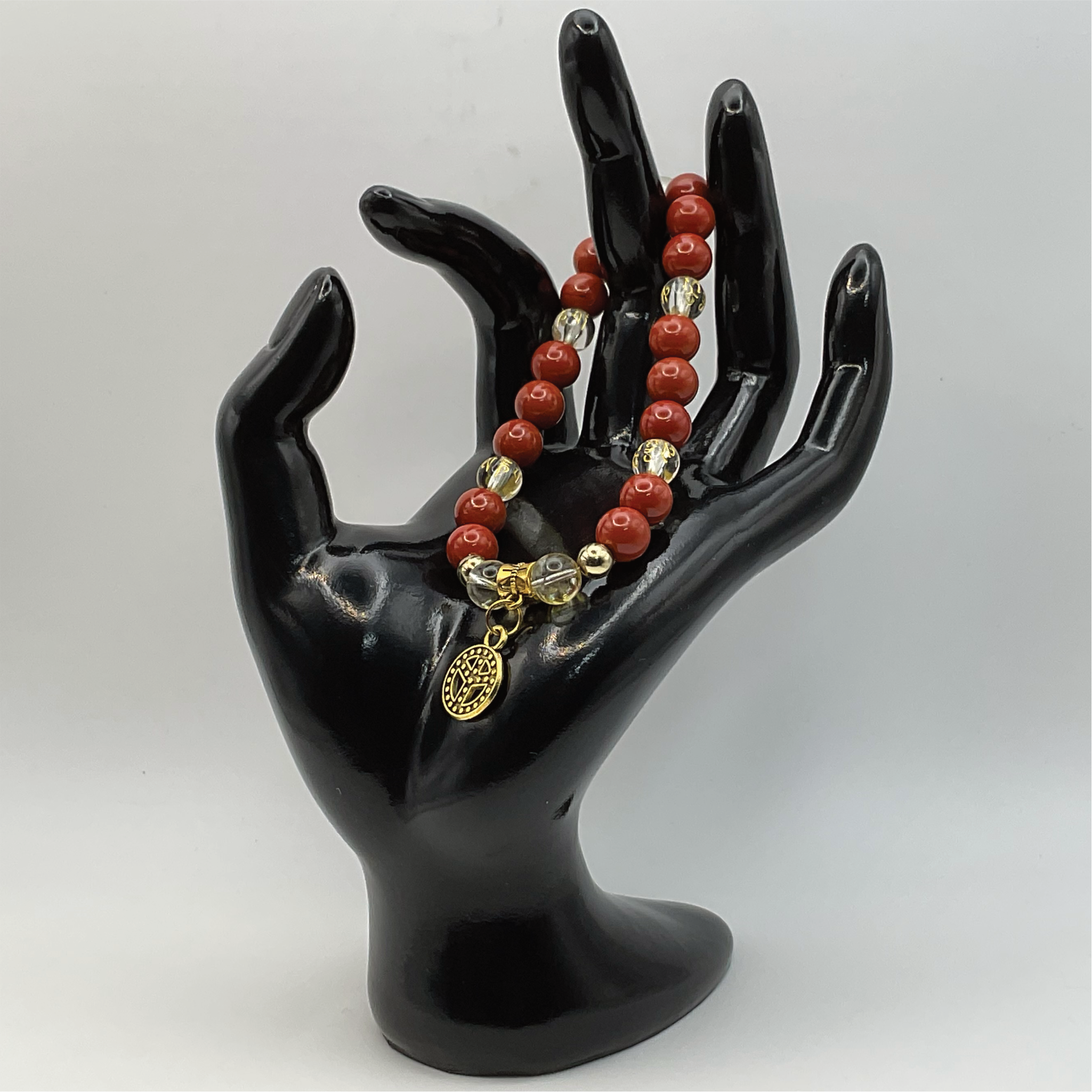 Pulsera con dije de paz con símbolos Pixiu de jaspe rojo y cuarzo transparente con espaciadores dorados