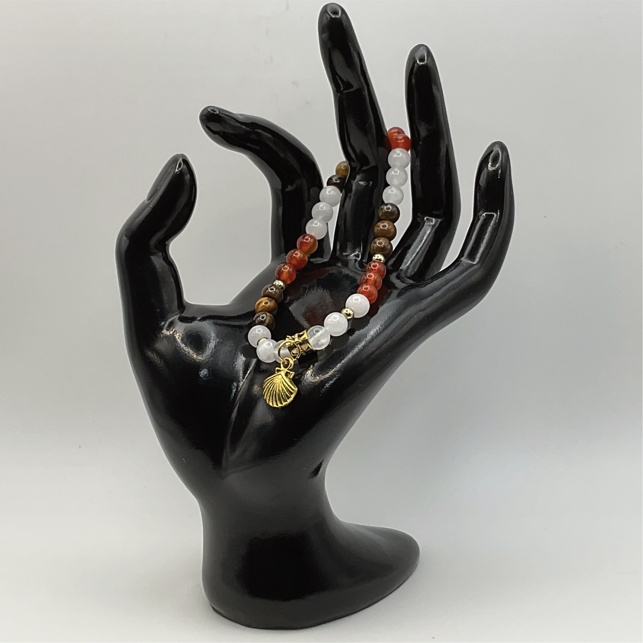Pulsera de Dijes de Ojo de Tigre, Cornalina, Selenita y Concha Marina con Separadores Dorados