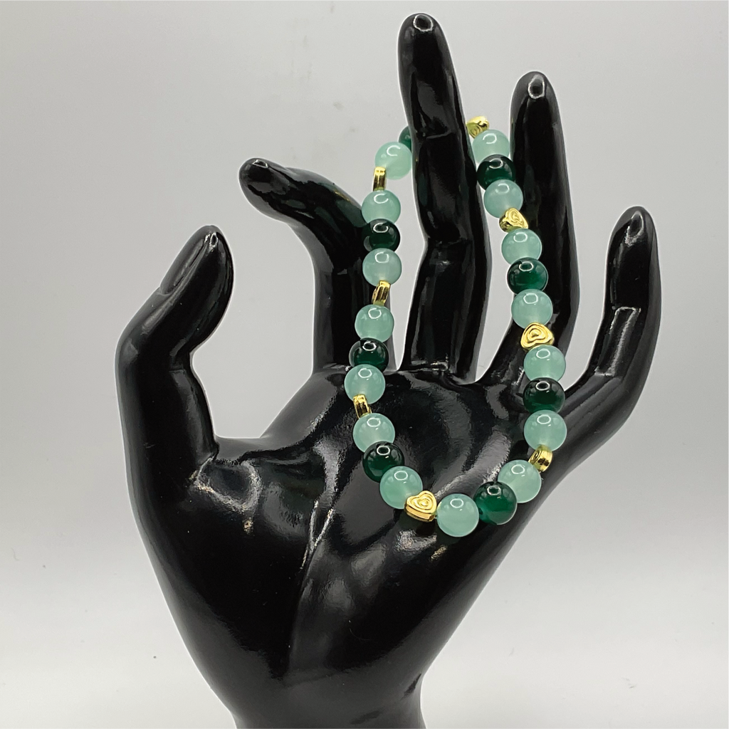 Pulsera de cristal verde claro y oscuro con separadores de corazón dorados