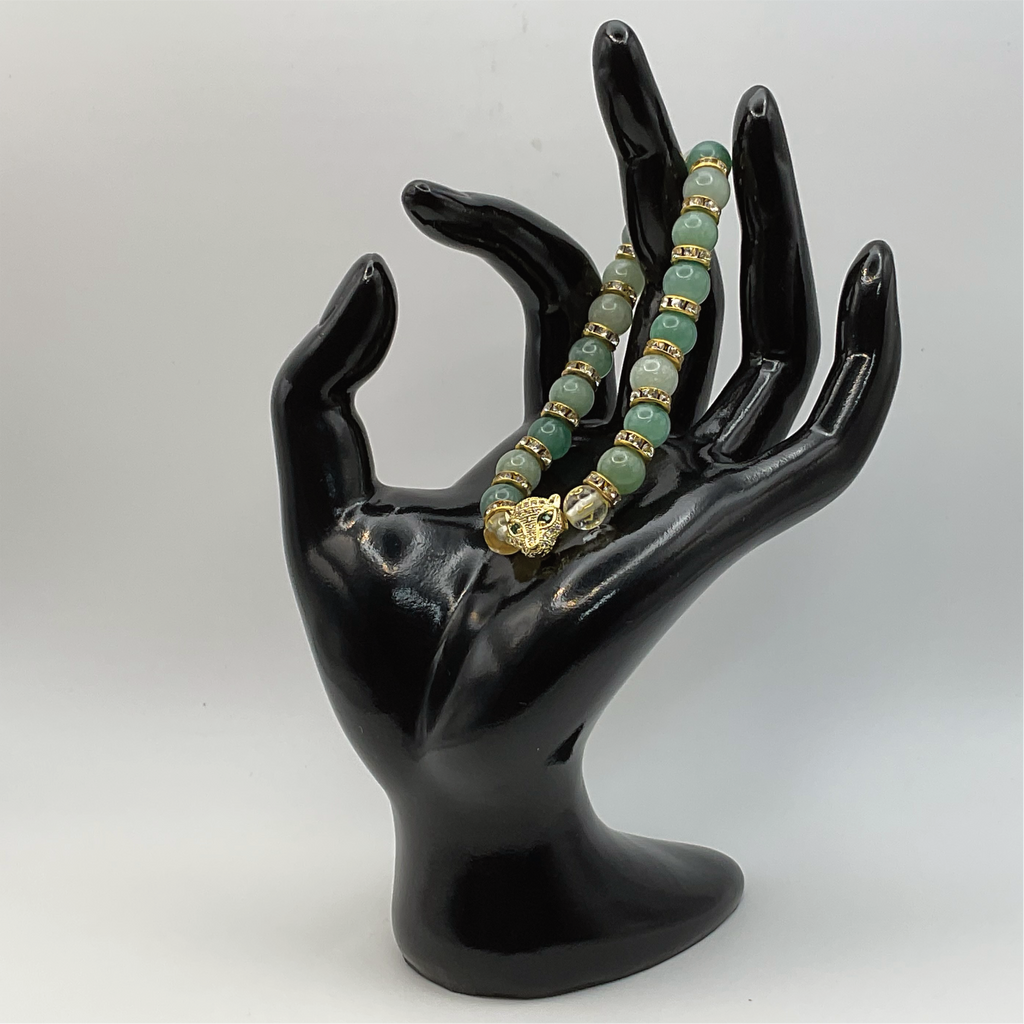 Pulsera con dije de pantera Pixiu de calcedonia verde y cuarzo transparente con separadores de cristal tono dorado
