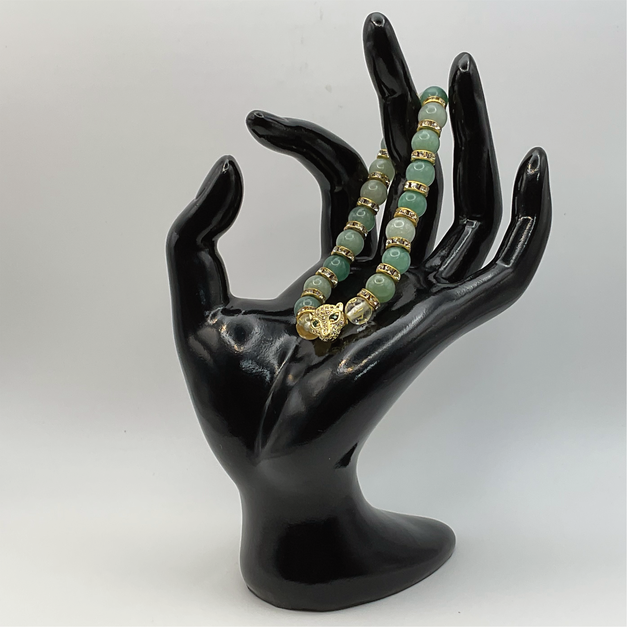 Pulsera con dije de pantera Pixiu de calcedonia verde y cuarzo transparente con separadores de cristal tono dorado