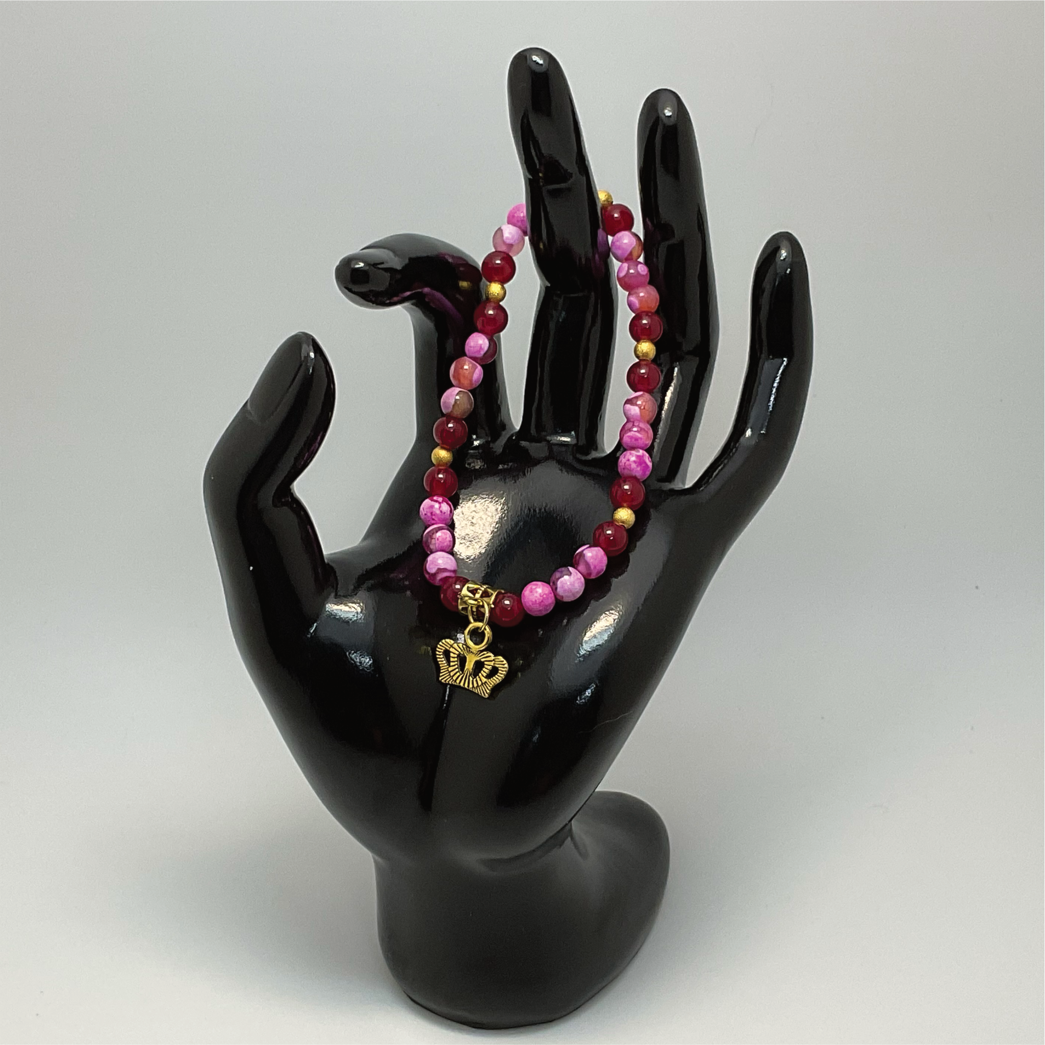 Pulsera de Ágata Vena de Dragón Rosa con Charm de Corona Dorada y Separadores Dorados