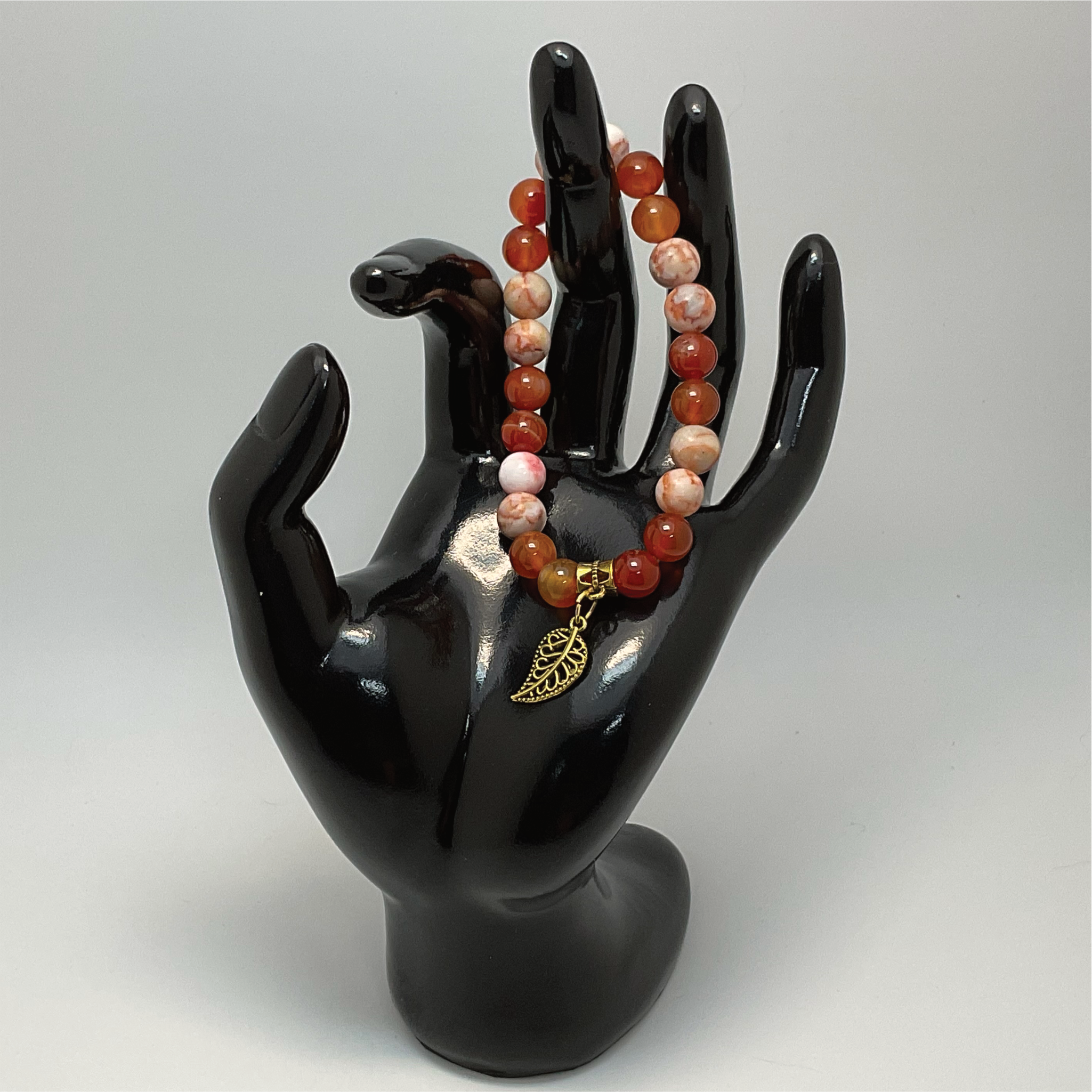 Pulsera con abalorios de cornalina, ágata, magnesita y pan de oro
